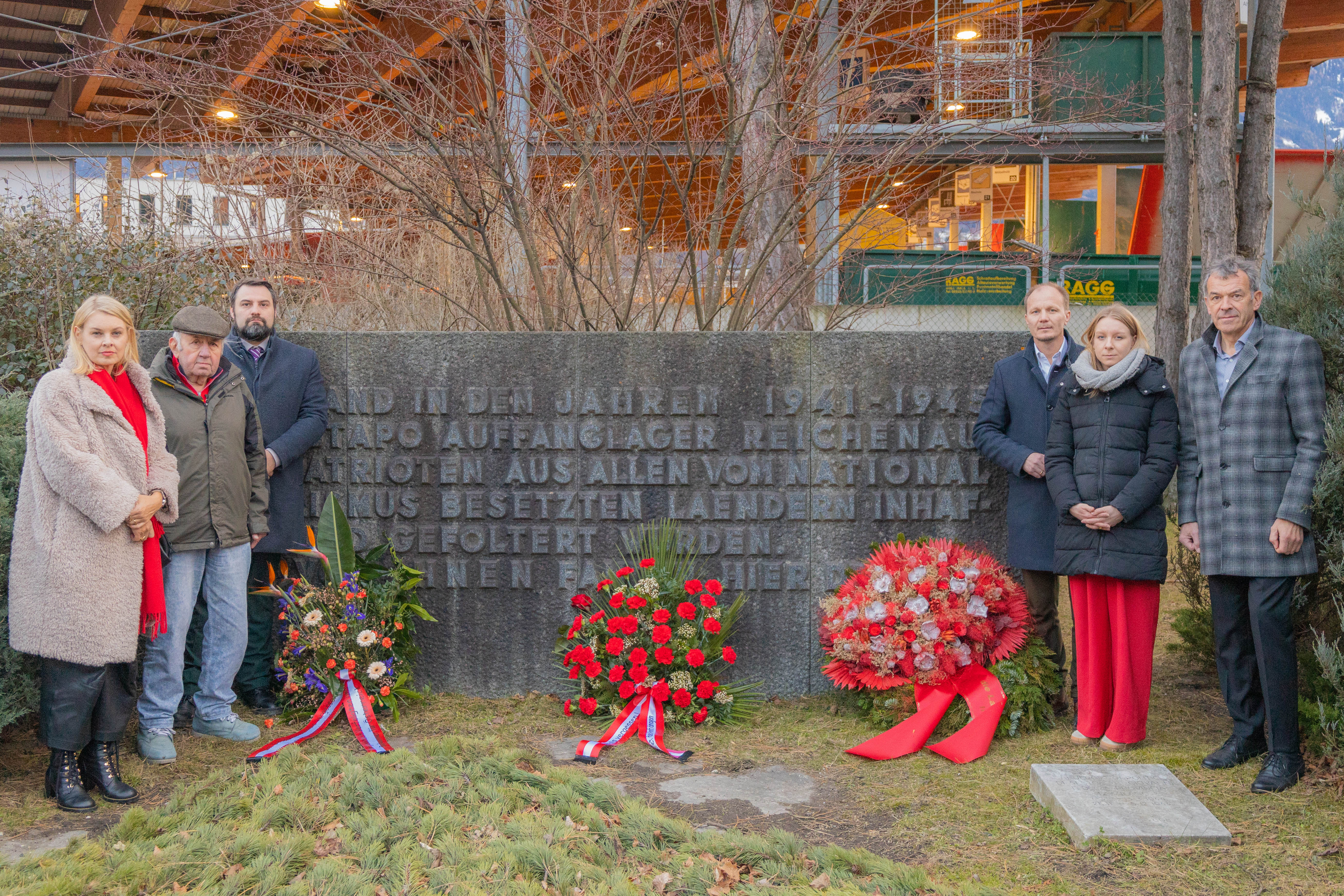 (v.l.n.r.) Vizebürgermeisterin Elisabeth Mayr, Landesobmann Clemens Hornich (ÖVP-Kameradschaft der politisch Verfolgten und Bekenner für Österreich), Landtagsabgeordneter Christoph Appler, Bürgermeister Johannes Anzengruber, Landtagsabgeordnete Elisabeth Fleischanderl (Bund sozialdemokratischer FreiheitskämpferInnen, Opfer des Faschismus und aktiver AntifaschistInnen) und Vizebürgermeister Georg Willi bei der gemeinsamen Kranzniederlegung am Gedenkstein Reichenau.