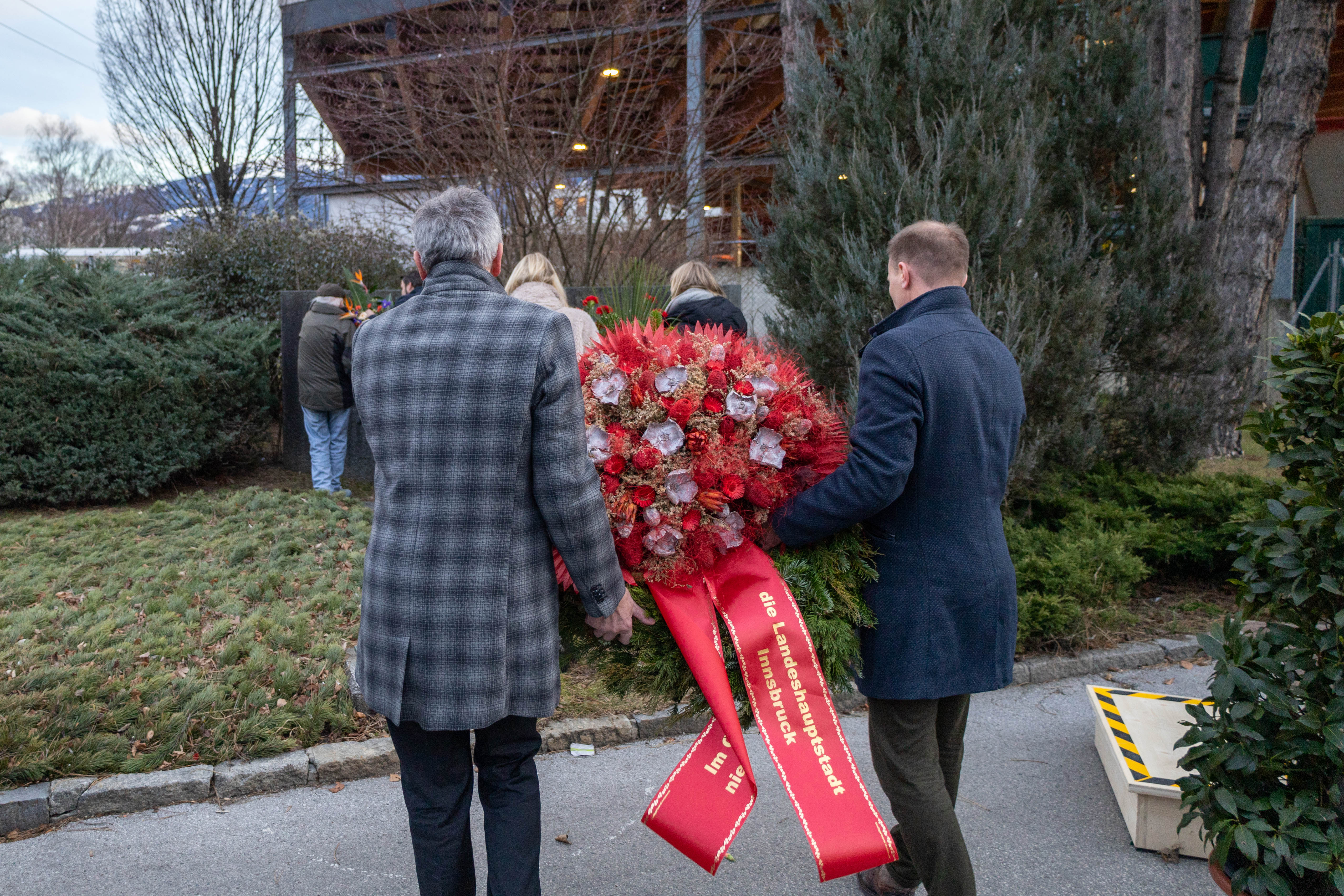 Die Stadt Innsbruck spendete einen Kranz, den Bürgermeister Johannes Anzengruber (r.) und Vizebürgermeister Georg Willi (l.) zum Gedenkstein brachten.