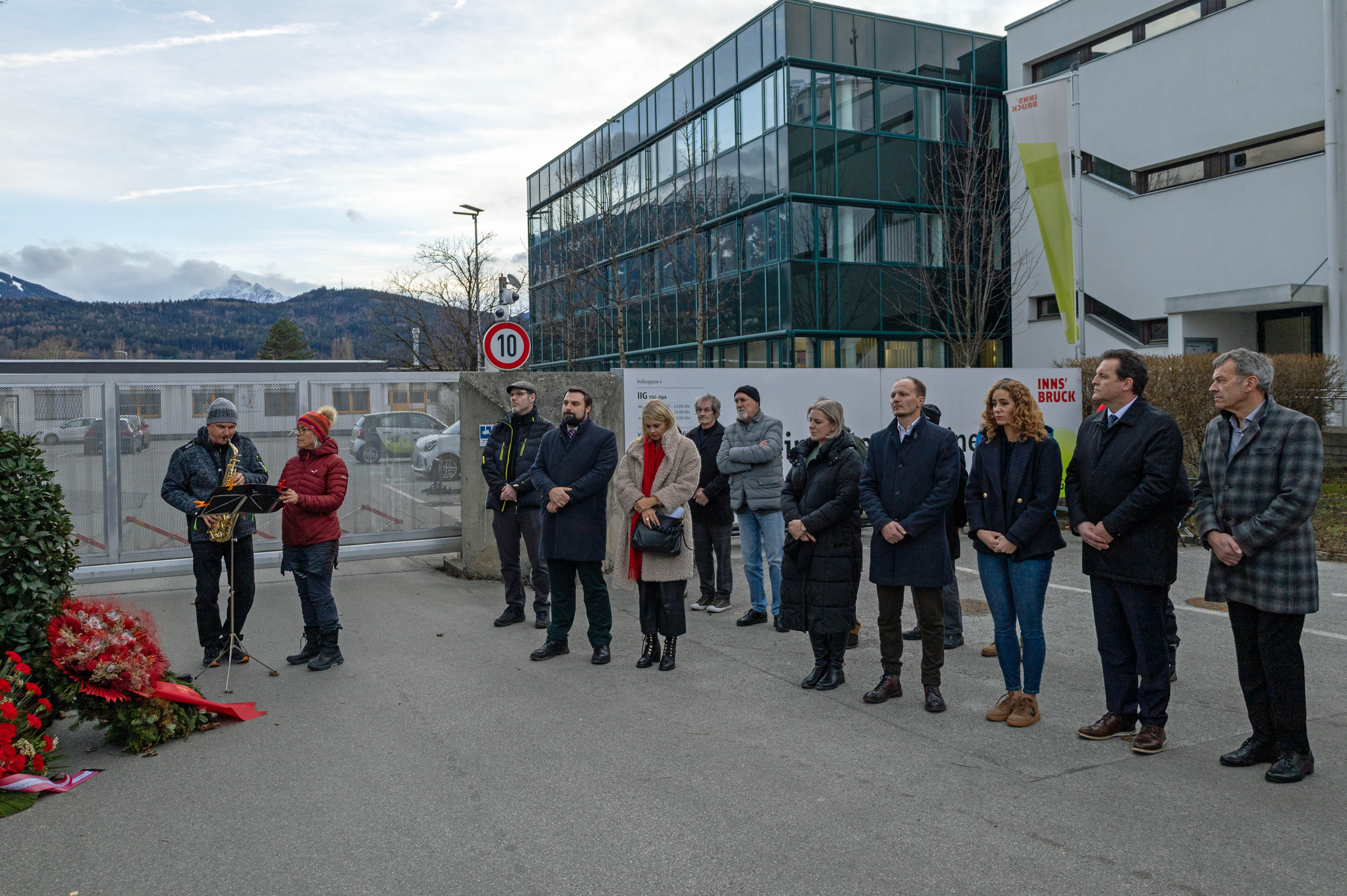 Zahlreiche VertreterInnen der Landes- und Stadtpolitik wohnten dem Gedenkakt bei, darunter auch Landesrätin Eva Pawlata (3.v.r.), Landesrat René Zumtobel (2.v.r.), Bürgermeister Johannes Anzengruber (4.v.r.), Vizebürgermeister Georg Willi (r.), Vizebürgermeisterin Elisabeth Mayr (5.v.l.), Landtagsabgeordneter Christoph Appler (4.v.l.) und Gemeinderätin Nicole Heinlein (5.v.r.).