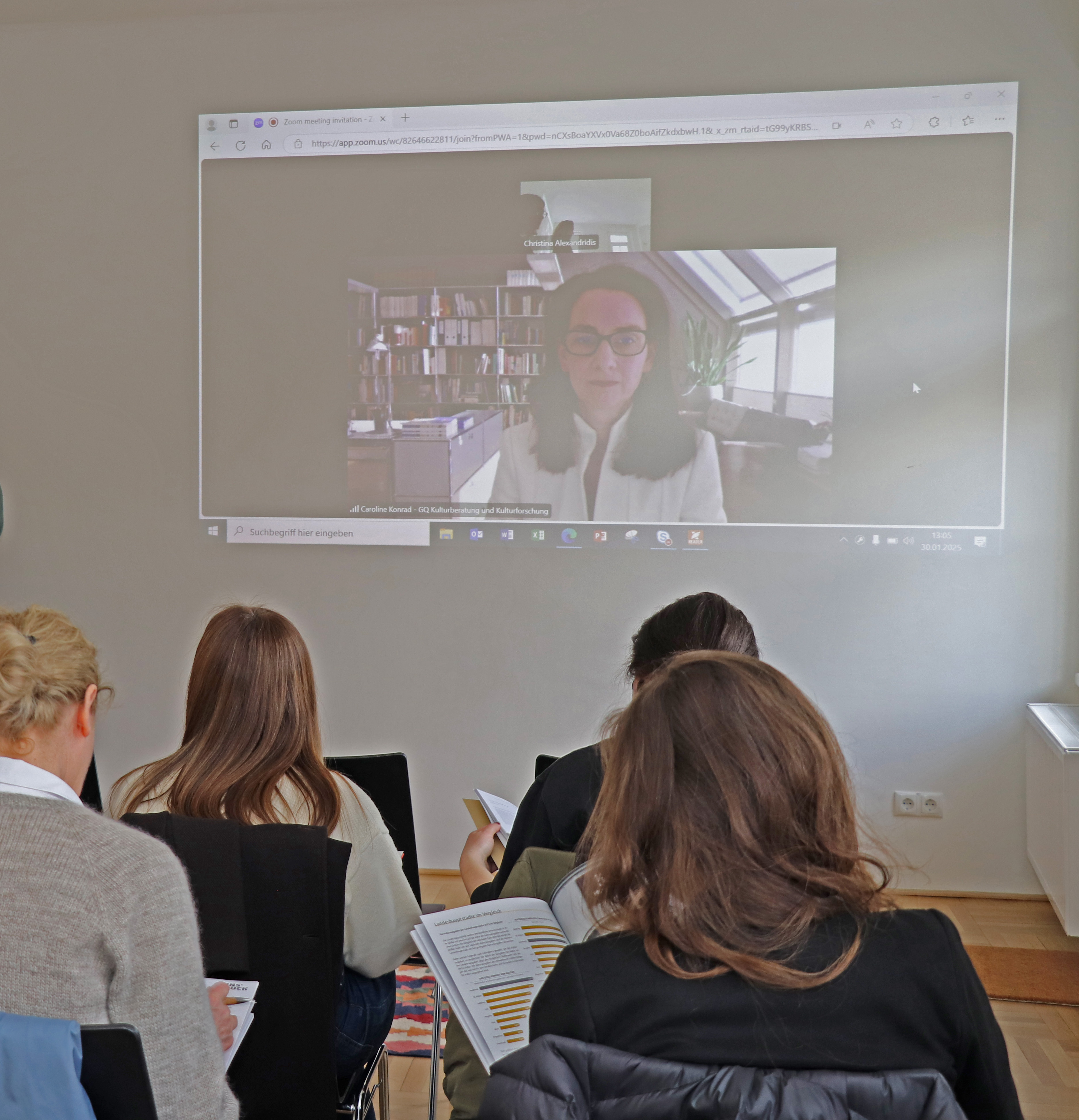 Caroline Konrad (GQ Kulturberatung und Kulturforschung KG) war online zugeschaltet und berichtete über die Neuerungen beim Gender Budgeting und Fair-Pay.