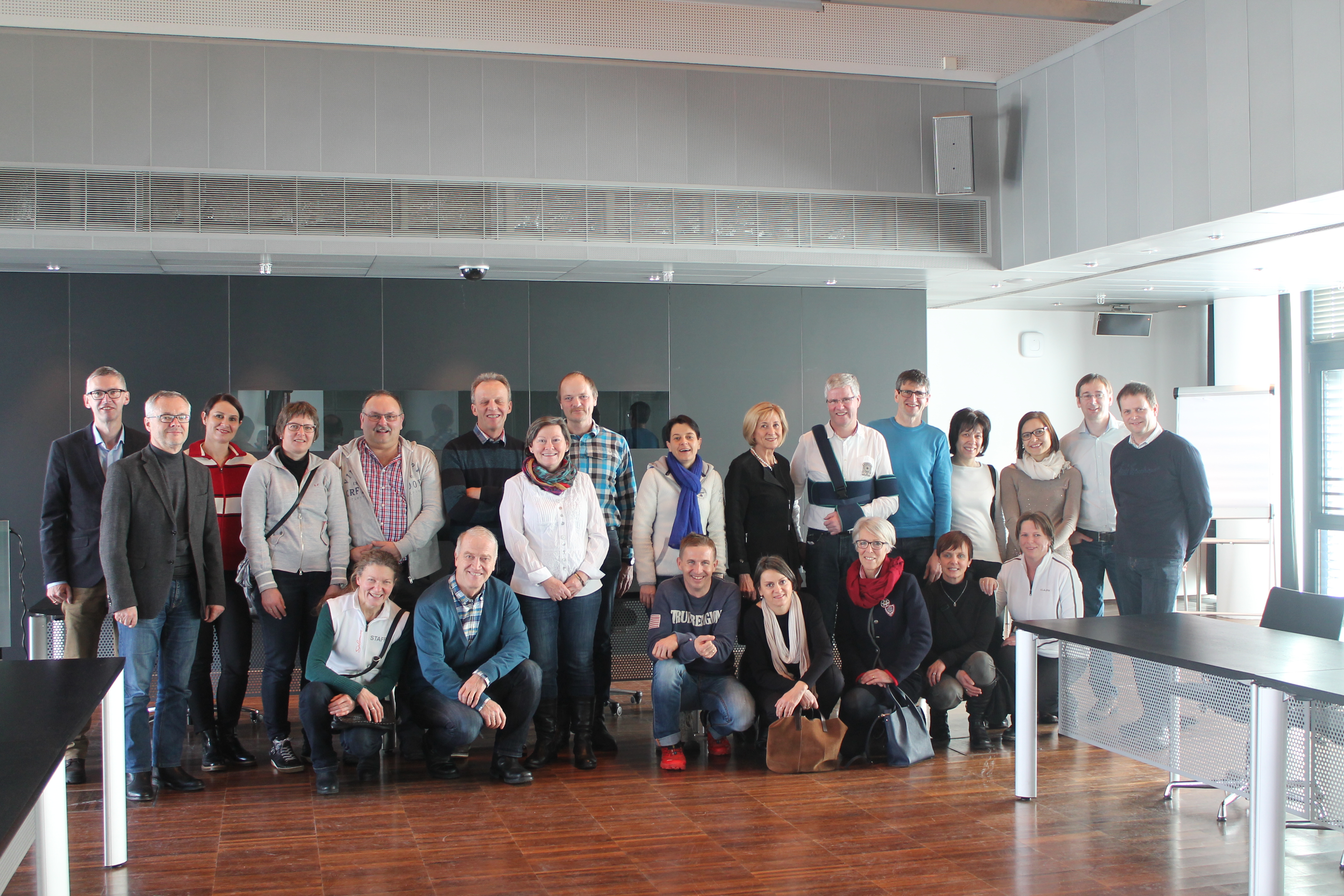 Mit dem Ziel die Tiroler Landeshauptstadt besser kennenzulernen, stattete Bürgermeister Georg Fröwis und die Gemeindevertretung von Bezau Innsbruck Anfang des Jahres einen Besuch ab. Gemeinderätin Gerda Springer begrüßte die 35-köpfige Delegation aus Vorarlberg im Rathaus und gab den Gästen einen Einblick in die Gemeindearbeit der Alpenstadt. Beim gemütlichen Beisammensitzen blieb genug Zeit um Erfahrungen auszutauschen. AA