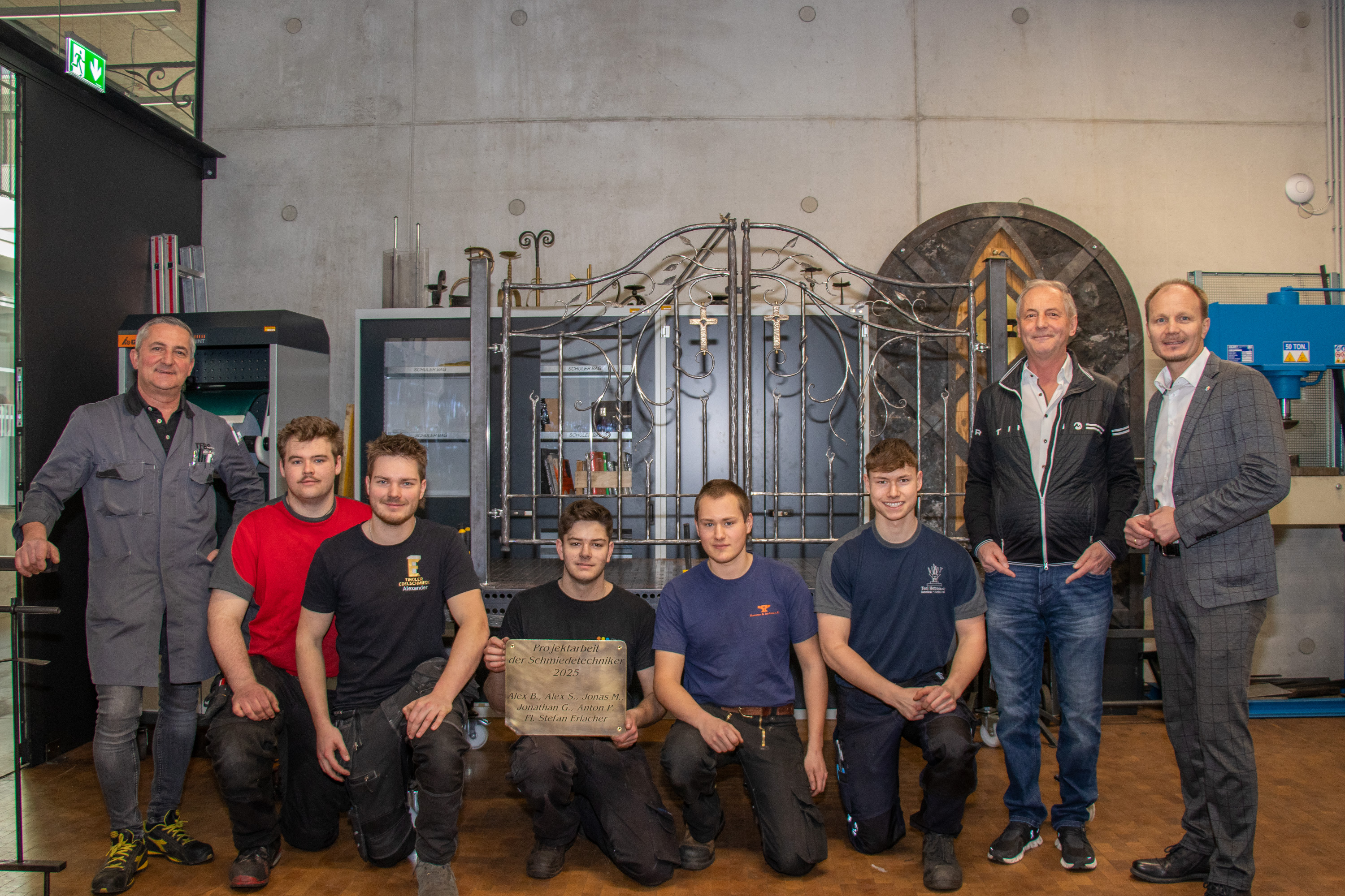Die Möslalm im Gleirschtal inmitten des Naturparks Karwendel wird seit mehr als 90 Jahren bewirtschaftet. Gemeinsam mit der Arzler Alm, der Bodensteinalm, der Fronebenalm im Stubaital, der Höttinger Alm und der Umbrüggler Alm gehört die Möslalm zu den sechs Almen im Eigentum der Stadt Innsbruck. 1.262 Meter über dem Meeresspiegel dient die Möslalm nicht nur zur Sommerfrische der Almrinder, sondern auch als Rückzugs- und Erholungsgebiet für Gäste wie Einheimische gleichermaßen, die mit den regional und nachhaltig produzierten Speisen von Mai bis September bewirtet werden.
Direkt zur Alm gehört auch eine kleine Kapelle, die in den späten 1920er-Jahren errichtet wurde. Zur Begrenzung der Viehweide wird zukünftig rund um die Andachtsstelle ein Gatter errichtet. Das schmiedeeiserne Gattertor wurde im Zuge einer Projektarbeit der 4. Klasse Schmiedetechniker der Tiroler Fachberufsschule für Metalltechnik in der Mandelsbergerstraße gefertigt. Bürgermeister Johannes Anzengruber stattete den Schülern sowie den Lehrbeauftragten kürzlich einen Besuch ab und zeigte sich vom Werk sichtlich begeistert. Im Bild v. l. n. r.: Lehrer Stefan Erlacher, die Schüler der 4. Klasse (Schmiedetechniker), Direktor Josef Siller und Bürgermeister Johannes Anzengruber.