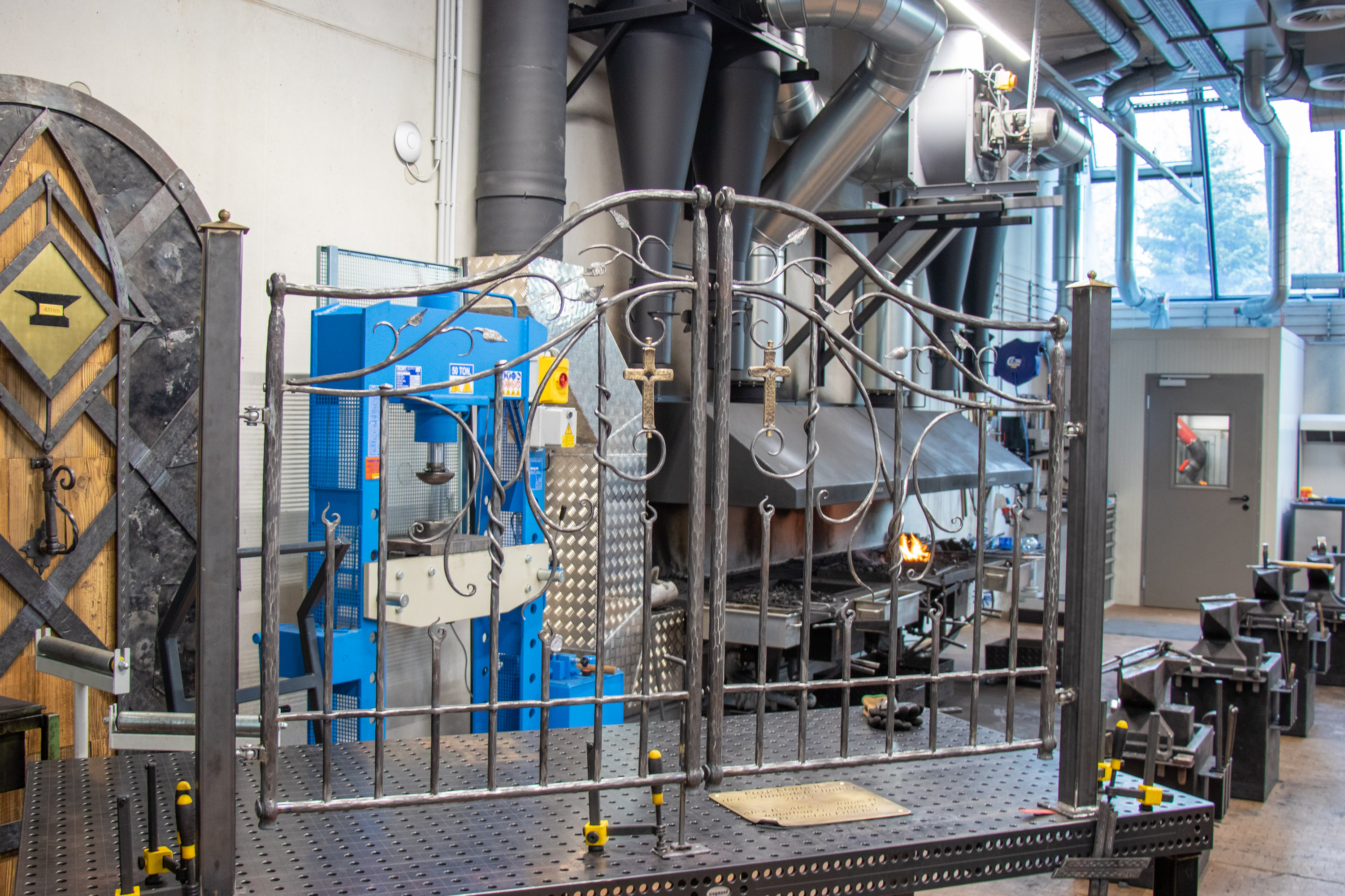 Die Möslalm im Gleirschtal inmitten des Naturparks Karwendel wird seit mehr als 90 Jahren bewirtschaftet. Gemeinsam mit der Arzler Alm, der Bodensteinalm, der Fronebenalm im Stubaital, der Höttinger Alm und der Umbrüggler Alm gehört die Möslalm zu den sechs Almen im Eigentum der Stadt Innsbruck. 1.262 Meter über dem Meeresspiegel dient die Möslalm nicht nur zur Sommerfrische der Almrinder, sondern auch als Rückzugs- und Erholungsgebiet für Gäste wie Einheimische gleichermaßen, die mit den regional und nachhaltig produzierten Speisen von Mai bis September bewirtet werden.
Direkt zur Alm gehört auch eine kleine Kapelle, die in den späten 1920er-Jahren errichtet wurde. Zur Begrenzung der Viehweide wird zukünftig rund um die Andachtsstelle ein Gatter errichtet. Das schmiedeeiserne Gattertor wurde im Zuge einer Projektarbeit der 4. Klasse Schmiedetechniker der Tiroler Fachberufsschule für Metalltechnik in der Mandelsbergerstraße gefertigt. Bürgermeister Johannes Anzengruber stattete den Schülern sowie den Lehrbeauftragten kürzlich einen Besuch ab und zeigte sich vom Werk sichtlich begeistert. Im Bild v. l. n. r.: Lehrer Stefan Erlacher, die Schüler der 4. Klasse (Schmiedetechniker), Direktor Josef Siller und Bürgermeister Johannes Anzengruber.
