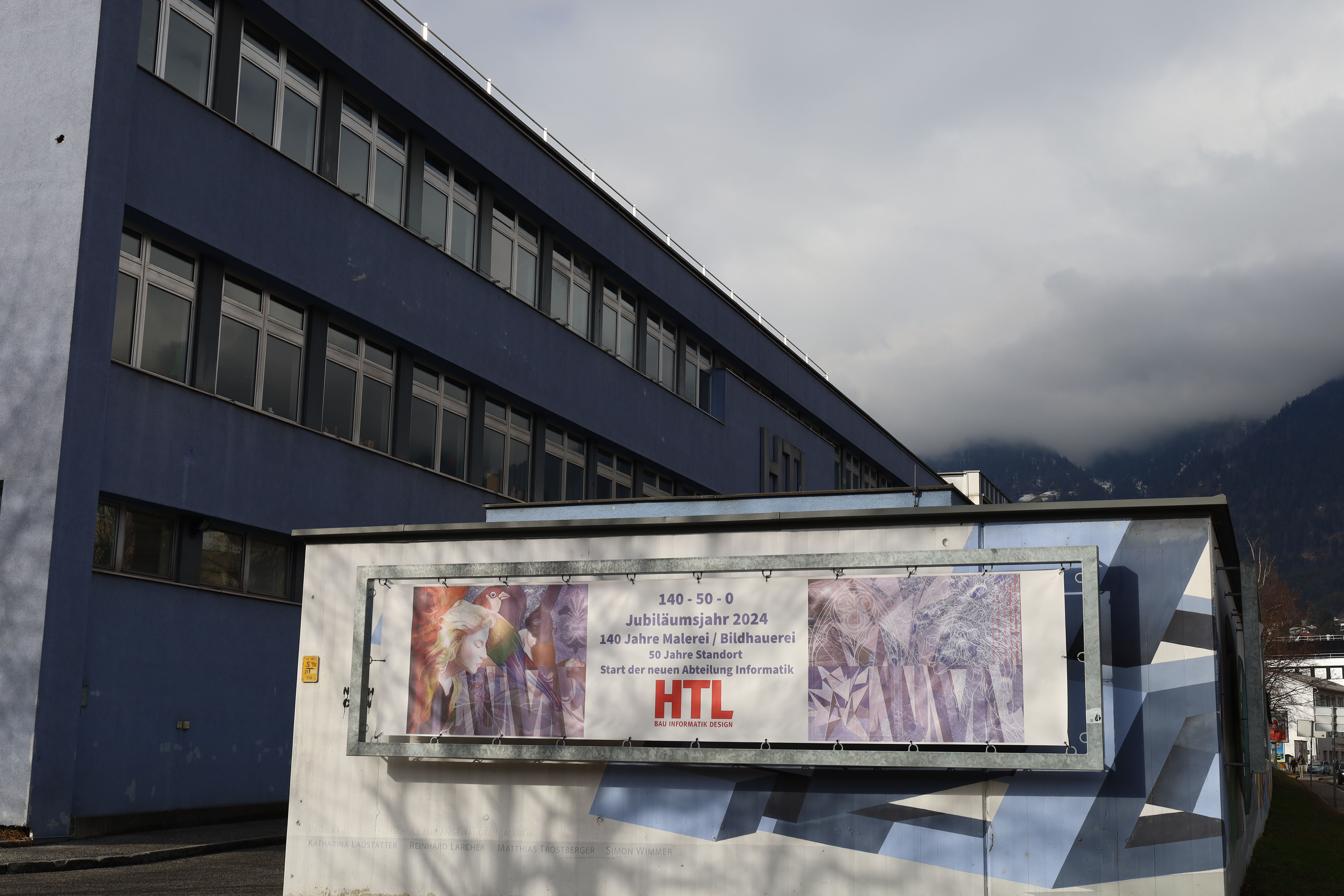 Die Höhere Technische Lehranstalt (HTL) für Bau Informatik Design blickte bei einem Festakt am 31. Jänner auf 140 Jahre Malerei und Bildhauerei und 50 Jahre am Standort Trenkwalderstraße 2 zurück. Neu gegründet wurde 2024 der Zweig Informatik. Bürgermeister Johannes Anzengruber und die für Bildung zuständige Vizebürgermeisterin Elisabeth Mayr gratulierten Direktor Christian Eberl zum Jubiläum und zum neuen Ausbildungszweig, der Abteilung Informatik. Beide betonten den Stellenwert der HTL-Ausbildung durch ihren Praxisbezug und ihre Bedeutung für die Zukunft.
Mehr zur Schule unter www.htl-ibk.at