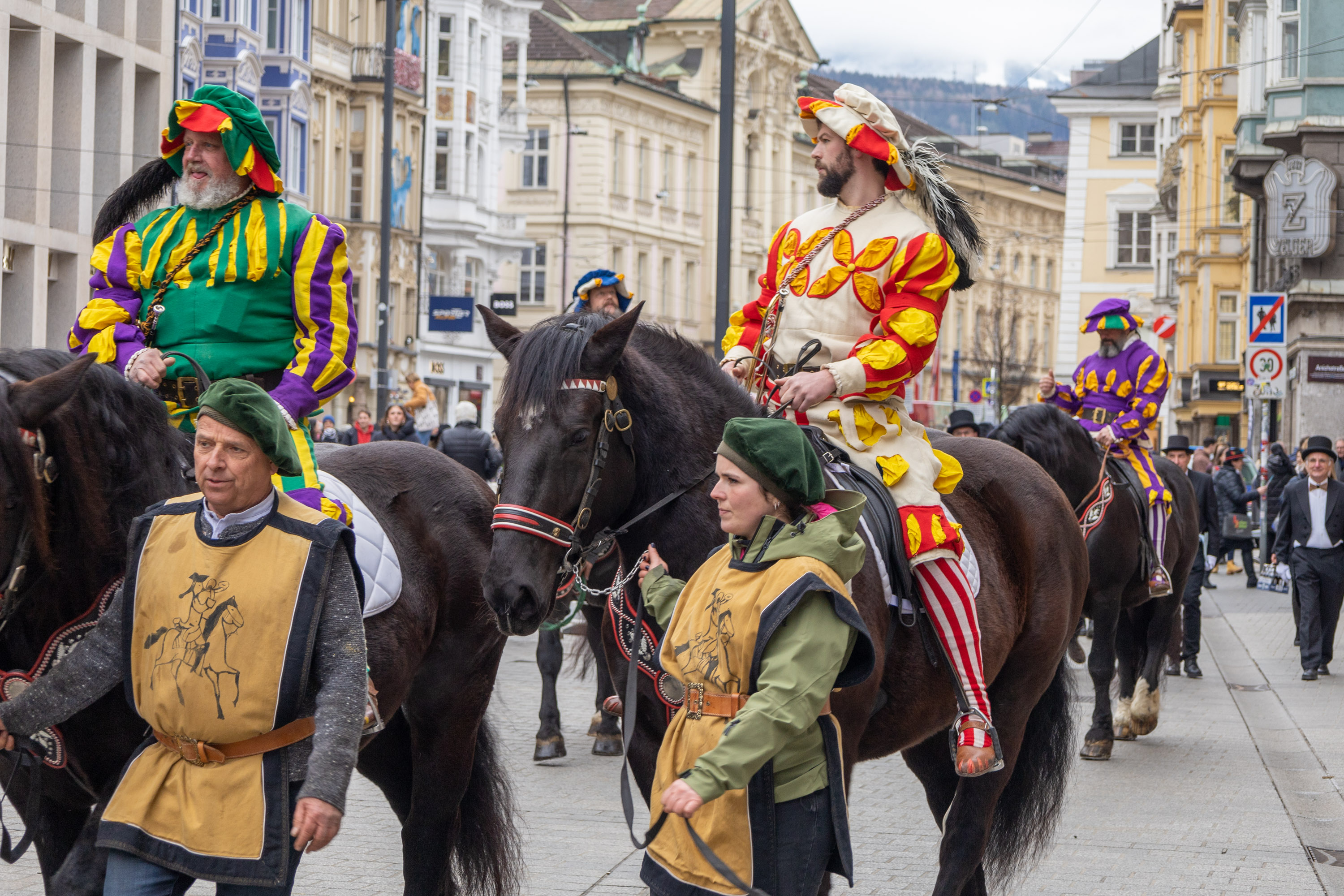 Eine besondere Ehre wurde Bürgermeister Johannes Anzengruber zuteil: Das Fastnachtskomitee des Telfer Schleicherlaufes machte in Begleitung der berittenen Herolde und der Gotl'n dem Innsbrucker Stadtoberhaupt seine Aufwartung. Grund dafür ist die nur alle fünf Jahre stattfindende Schleicherlauf in Telfs. Höhepunkt der Telfer Fasnacht ist der große Umzug, der am Sonntag, 2. Februar, stattfand. Nach der Einladungsverkündung eines Herold überreichte der Telfer Bürgermeister und Fastnachtsobmann Christian Härting dem Innsbrucker Bürgermeister Anzengruber die offizielle Plakette. Im Anschluss wurden die Gäste aus dem Tiroler Oberland ins Rathaus eingeladen. Mehr Information zur Telfer Fastnacht unter: https://www.schleicherlaufen.at/