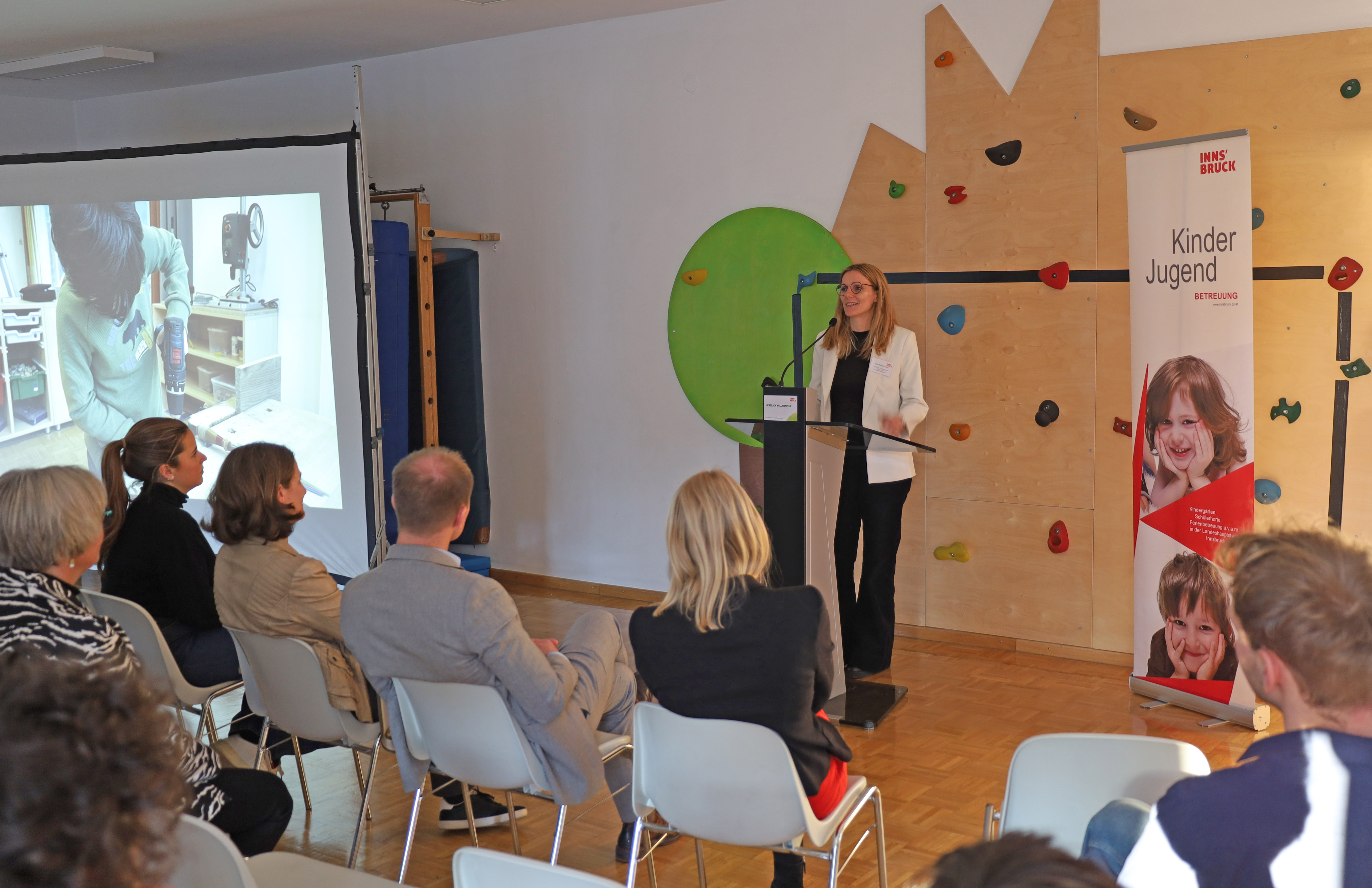 Barbara Schett (Pädagogische Beratung und Qualitätsmanagement) erläuterte die Idee der neuen Werkstatt, deren Angebot für Kinder ab drei Jahren und SchülerInnen geeignet ist.