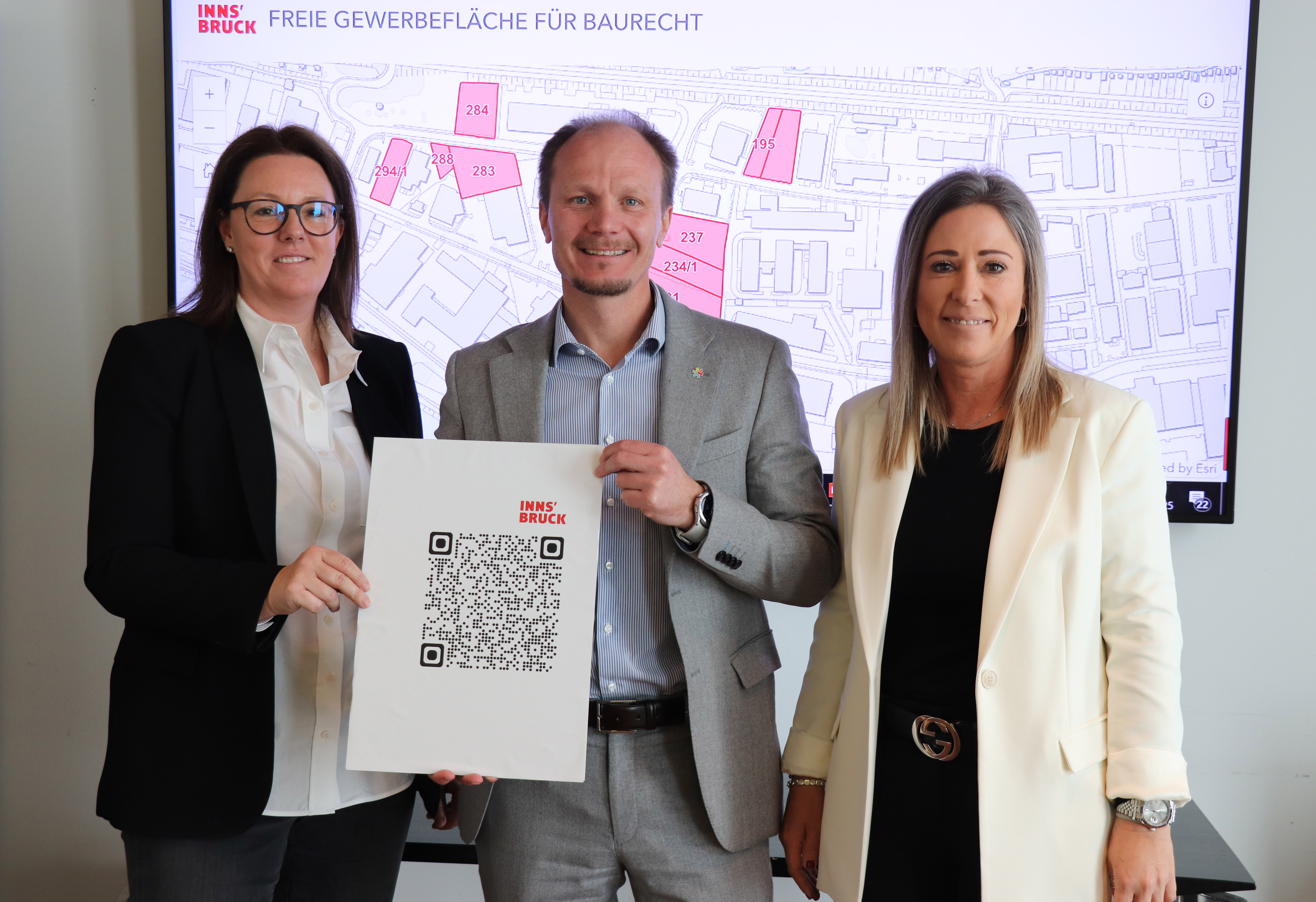 Die Stadt Innsbruck sucht passende Projekte für freie Gewerbeflächen: Bürgermeister Johannes Anzengruber, Stadträtin Mariella Lutz und Patricia Walser (Referat Immobilien, li.) stellten die neue Initiative für die Einräumung von Baurechten vor.