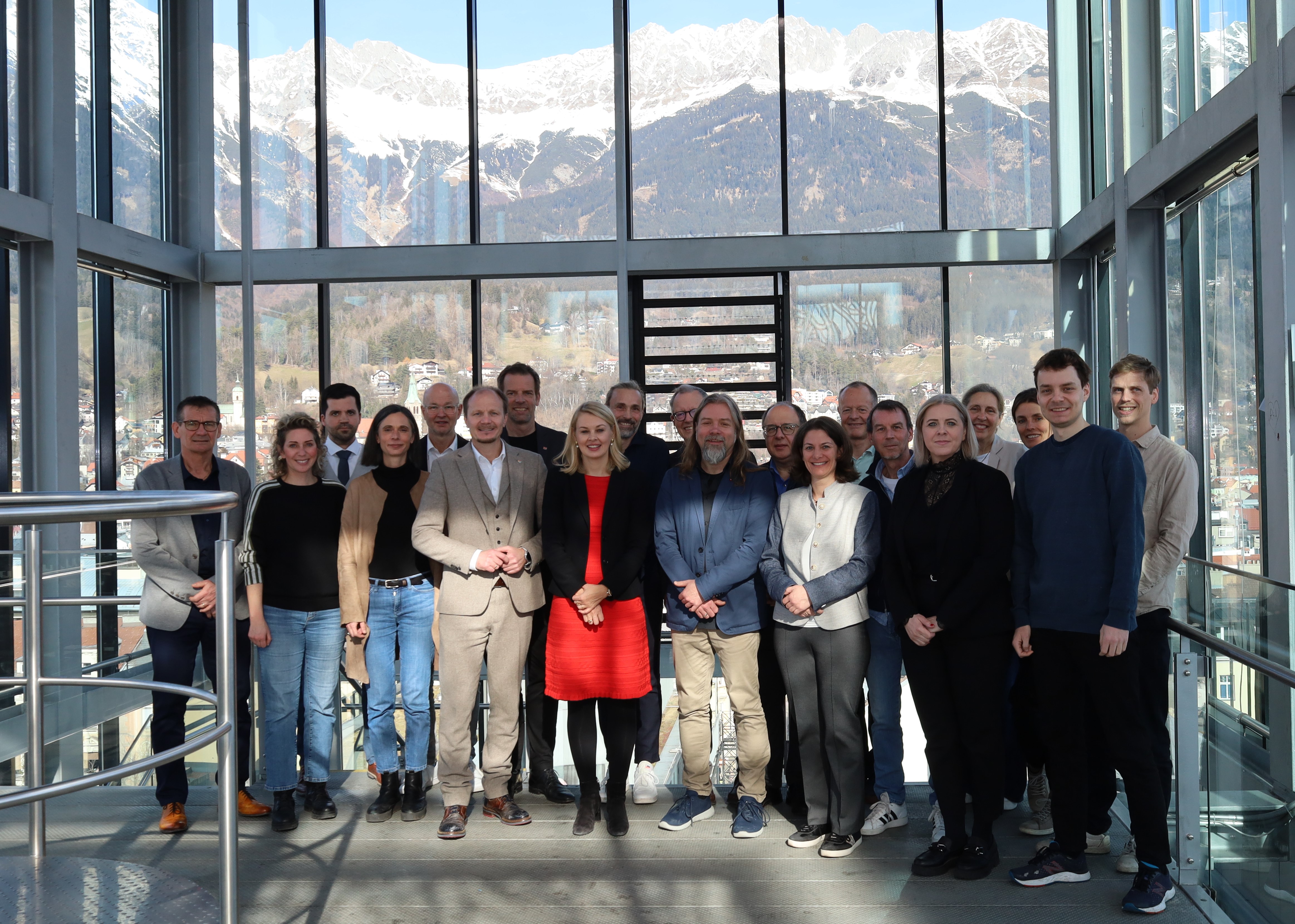 Gemeinsam für eine Bildung, die allen Kindern dieselben Chancen ermöglicht: Bürgermeister Johannes Anzengruber (6. v.l.), Vizebürgermeisterin Elisabeth Mayr (8. v.l.) und Mitglieder des Gemeinderats mit den BildungsexpertInnen und den teilnehmenden SchulleiterInnen.