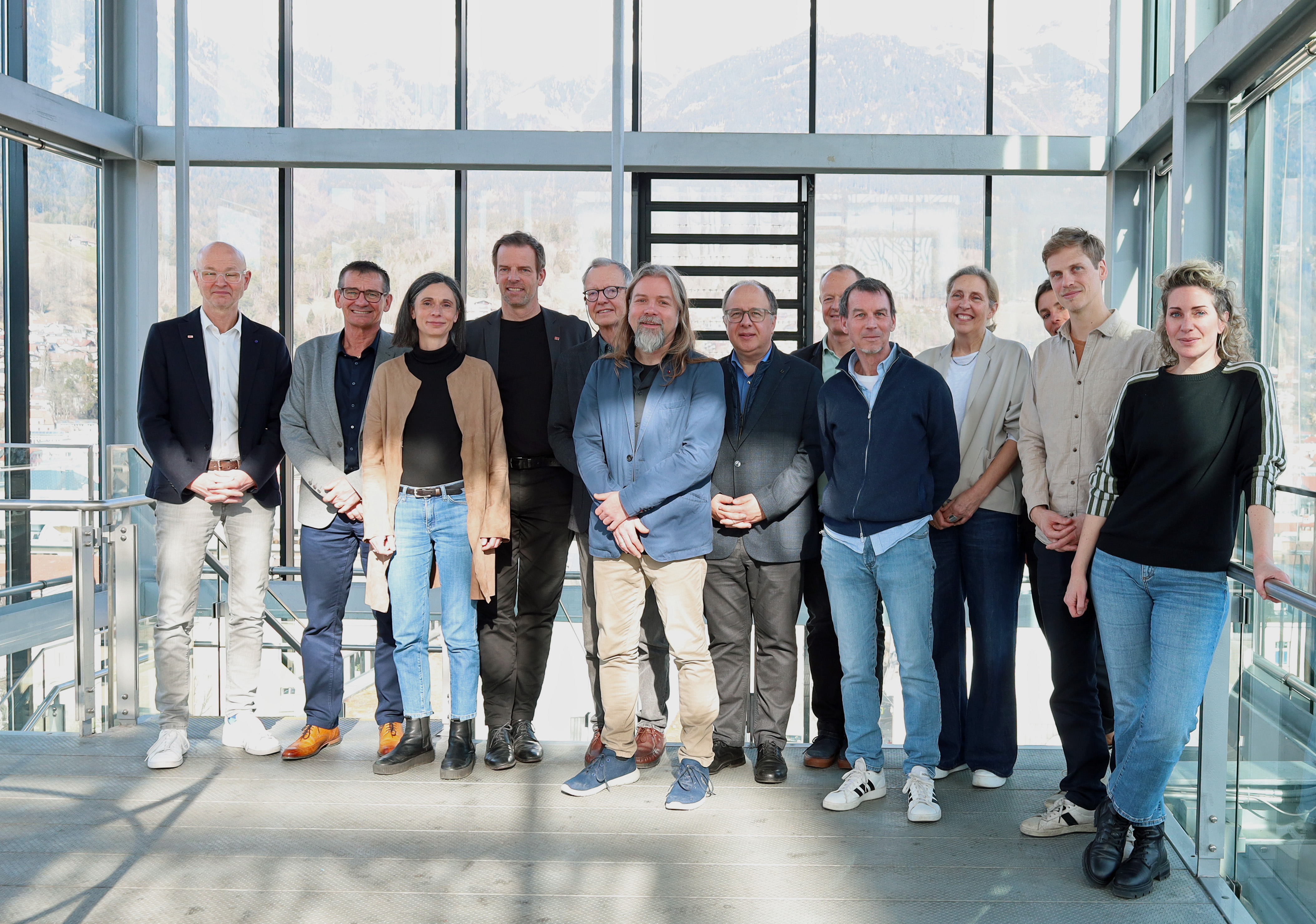 Arbeiten mit Weitblick für die Bildung der Kinder: Die BildungsexpertInnen und teilnehmenden SchulleiterInnen (v.l.): Werner Leithmayer (Leiter Schulamt), Herbert Gimpl (Bildungsdirektion Tirol), Julia Zmugg (Direktorin MS Ilse Brüll-Gasse), Gregor Örley (Vizerektor PHT), Michael Schratz (LFU, Institut für LehrerInnenbildung und Schulforschung), Holger Perkounigg (Direktor MS Hötting), Thomas Neuwirth (Bildungsdirektion), Christian Grabher (ehem. Direktor „Schule am See“), Markus Astner (Bildungsaktivist, Initiator „Schule. Zukunft. Jetzt“), Doris Schumacher (Direktorin BRG in der Au), Ursula Ortner (Direktorin Schule am Inn), Laurenz Hennig (VS Innere Stadt) und Andrea Kreisl (BürgerInnenbeteiligung und partizipative Stadtgestaltung).