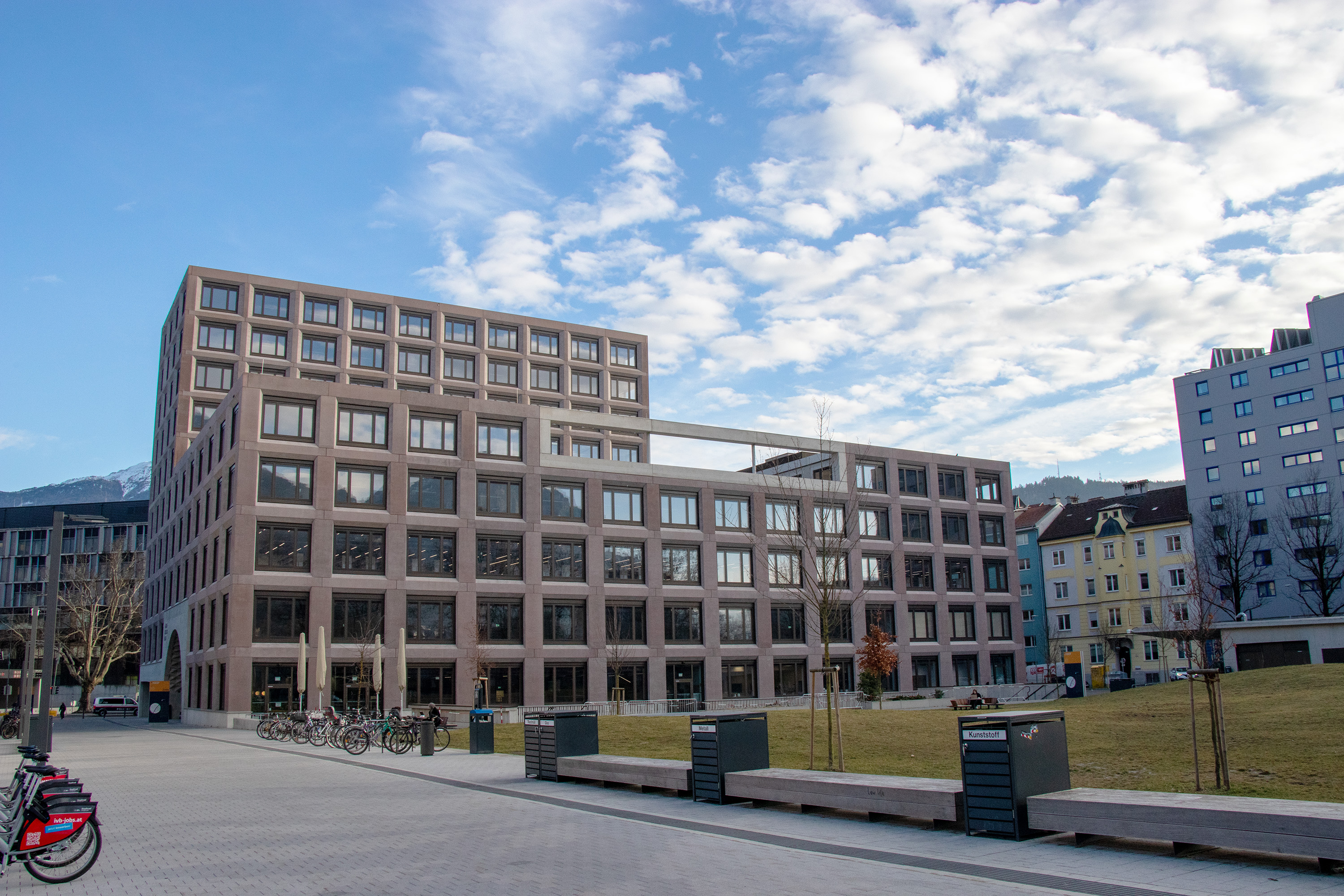 Das 2024 am Campus Innrain neu eröffnete „Ágnes-Heller-Haus“ ist das erste nach einer Frau benannte Gebäude der Universität Innsbruck.