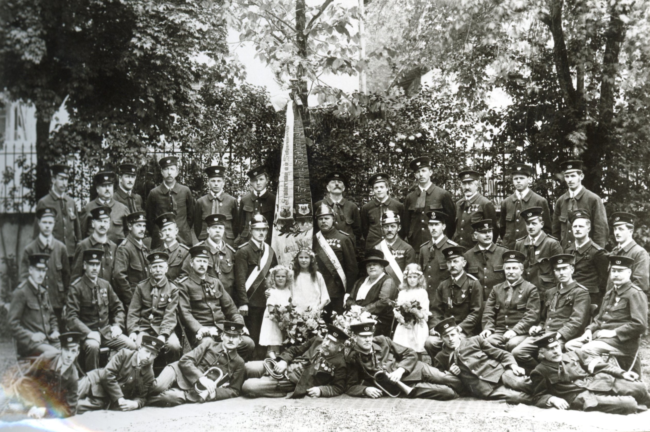 Die Mitglieder der Freiwilligen Feuerwehr Igls, aufgenommen anlässlich der Fahnenweihe im August 1926.