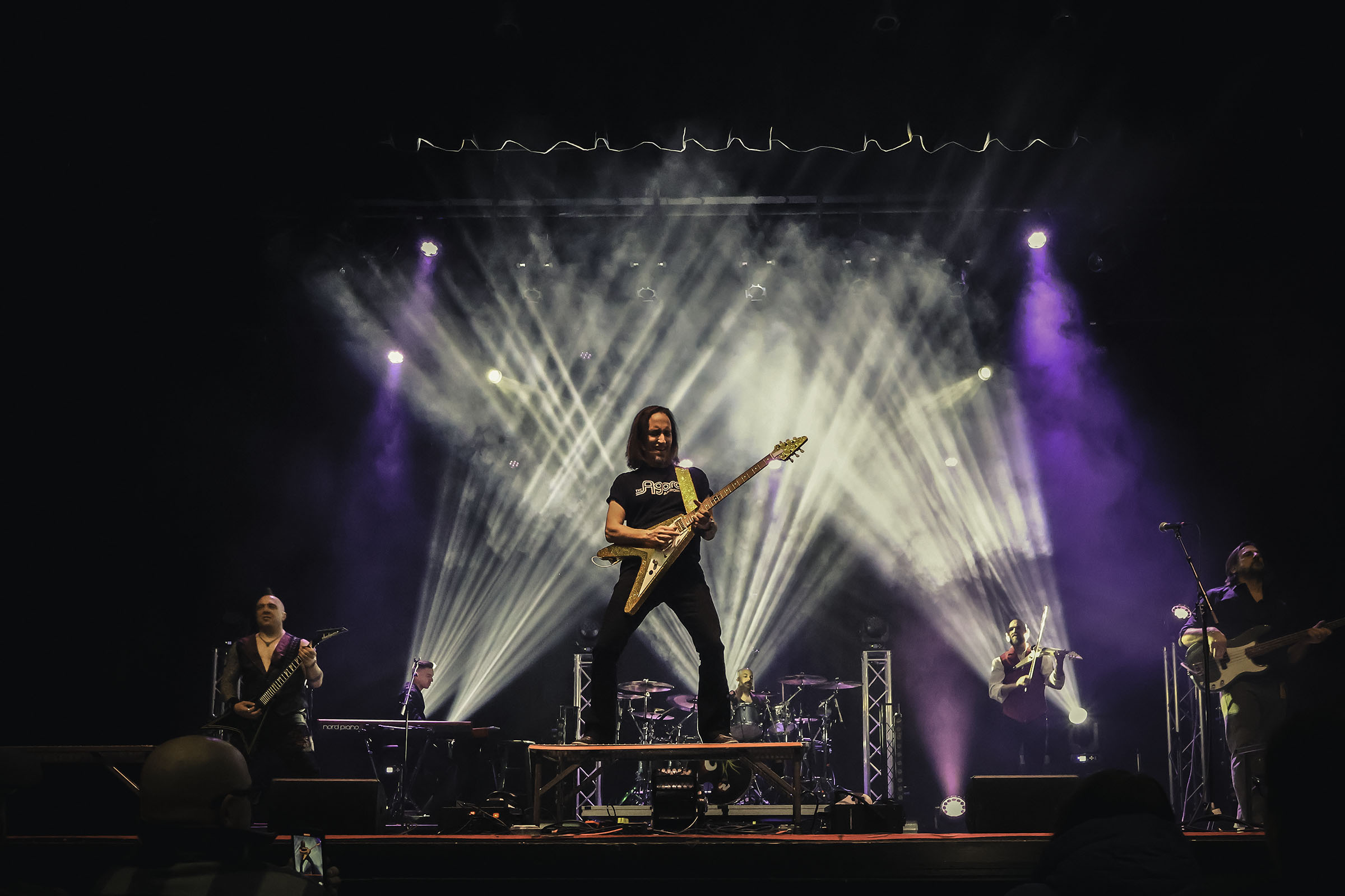 Mit ihrem Auftritt am 30. März im Treibhaus Innsbruck startet die Neil Zaza Band ihre Europa-Tournee 2025 – am 31. März gibt die Band einen Workshop im Ursulinensaal.