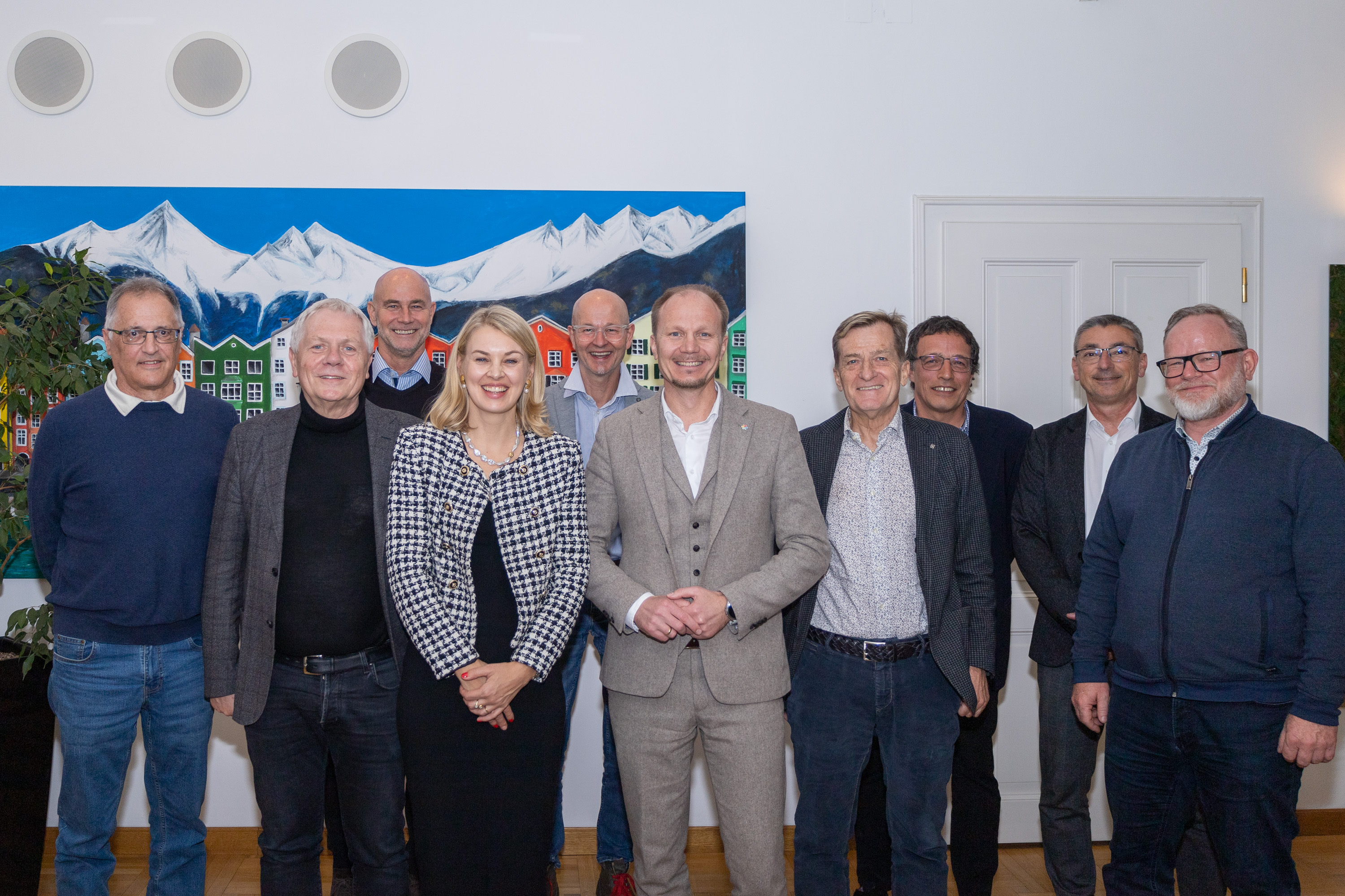 (v. l. n. r.:) Wolfgang Oebelsberger (Obmann TFV-Schulsportreferat), Wolfgang Winklehner (TTV- Präsident), Romuald Niescher (Sportamt), Vizebürgermeisterin Elisabeth Mayr, Werner Leithmayer (Amt für Schule und Bildung), Bürgermeister Johannes Anzengruber, Josef Geisler (TFV-Präsident), Christoph Ebead (Leiter der Ballsport Akademie), Dietmar Meinschad (Schulqualitätsmanager Bildungsdirektion Tirol), Schulleiter Uwe Zanolin (Sportmittelschule Reichenau).
