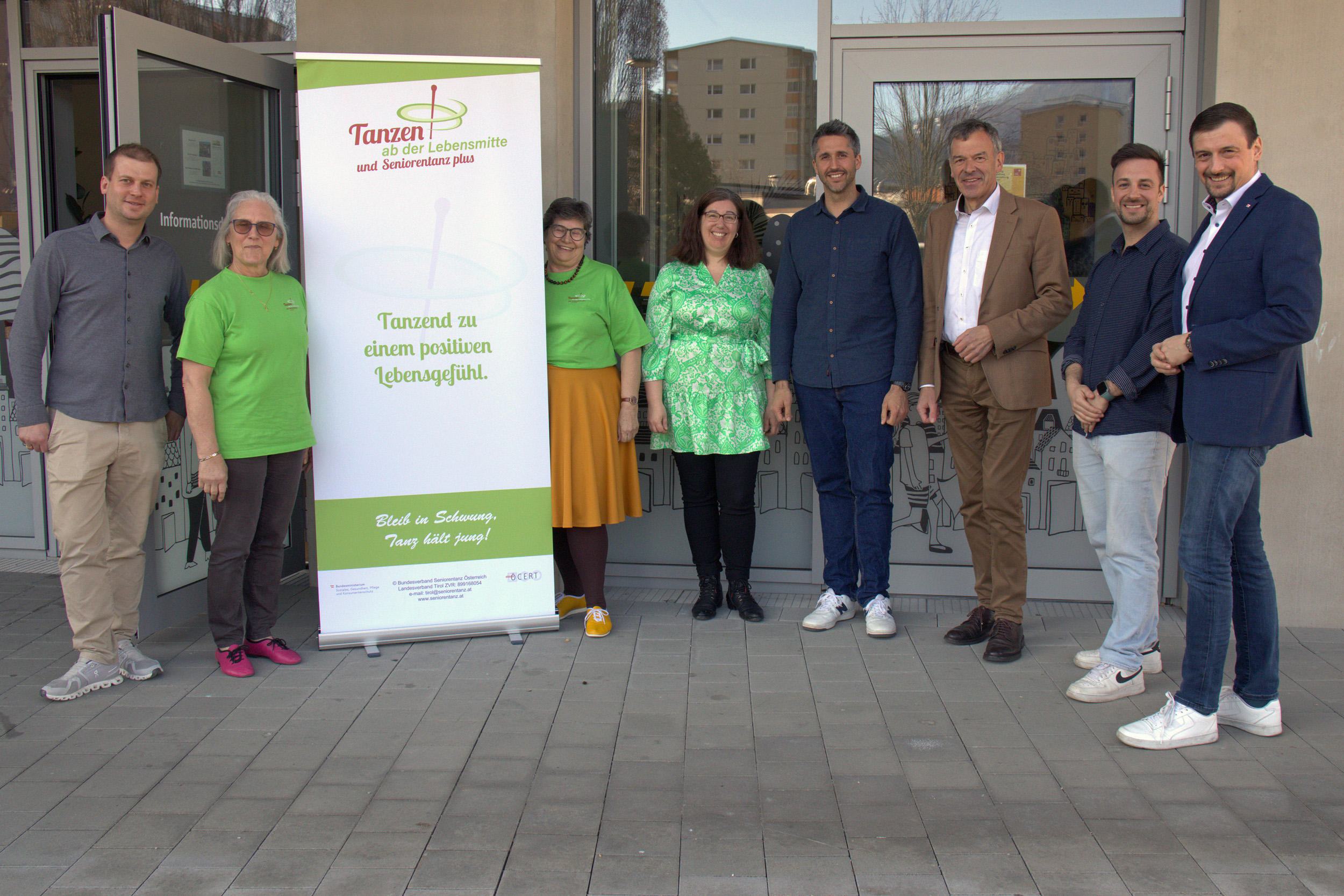 Vizebürgermeister Georg Willi (3.v.r.), Pflegekoordinator Michael Urschitz (r.) und VertreterInnen des Stadtteiltreffs Reichenau, der UMIT Tirol sowie der Tanzworkshops kamen, um das Projekt „Demenzsensibles Campagne Areal“ (DemCA) zu unterstützen.