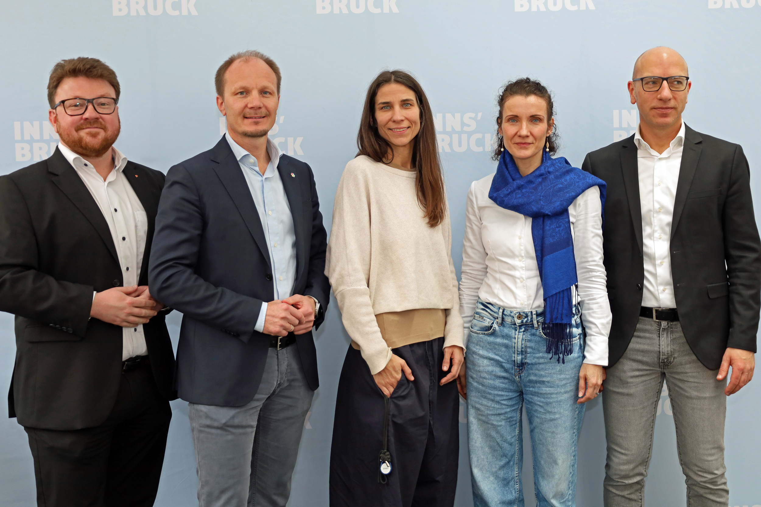 Gemeinderat Benjamin Plach, Bürgermeister Johannes Anzengruber, Stadträtin Janine Bex, Anne Weidner (Referentin Referat Raumplanung und Stadtentwicklung) und Wolfgang Andexlinger (Leiter des Amtes Stadtplanung, Mobilität und Integration) erläuterten bei einem Pressegespräch die Ausweisung von Vorbehaltsflächen für den geförderten Wohnbau.