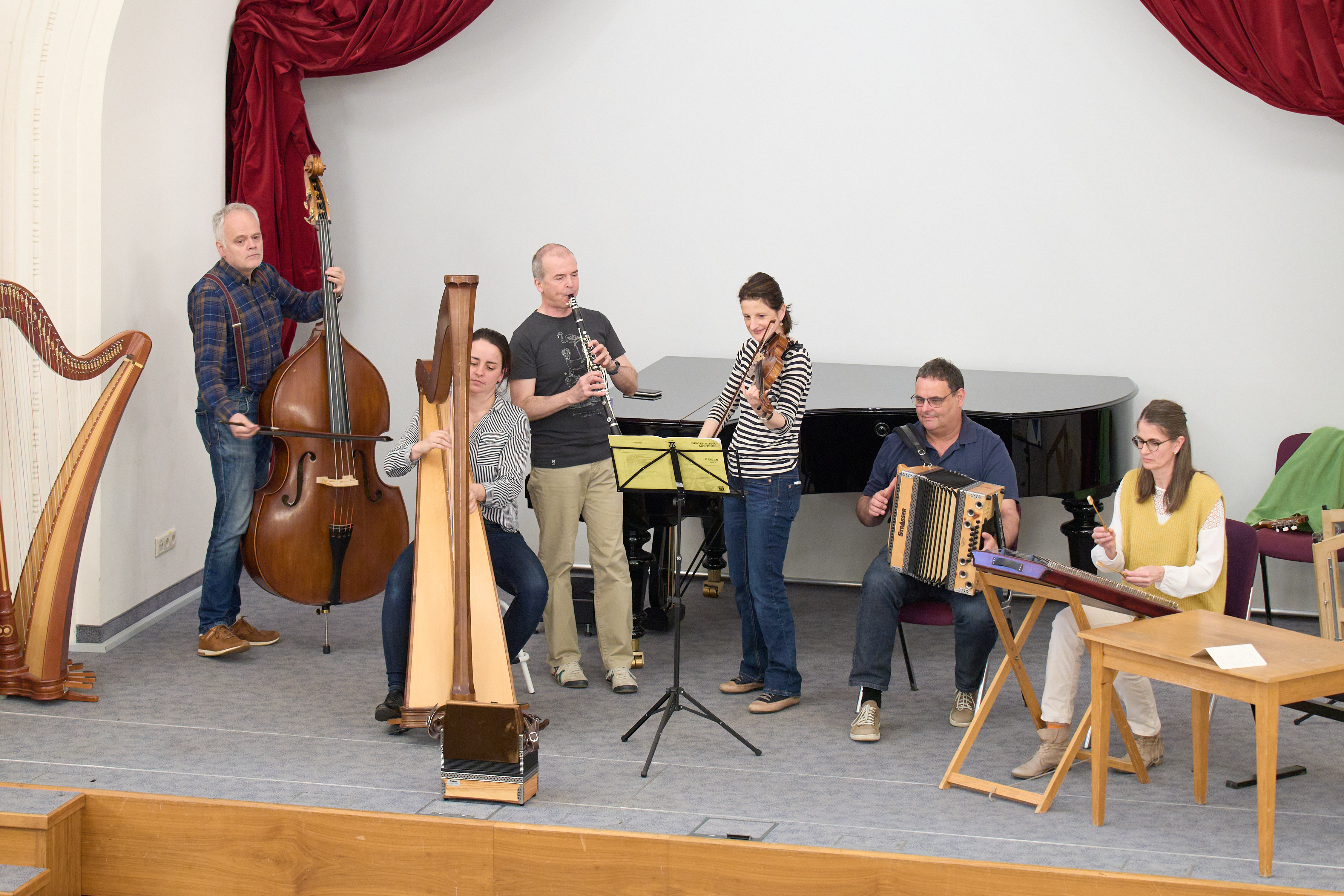 Beim Volksmusikabend "Kraut und Ruabn" am 8. April spielen SchülerInnen der Fachgruppe Volksmusik auf.