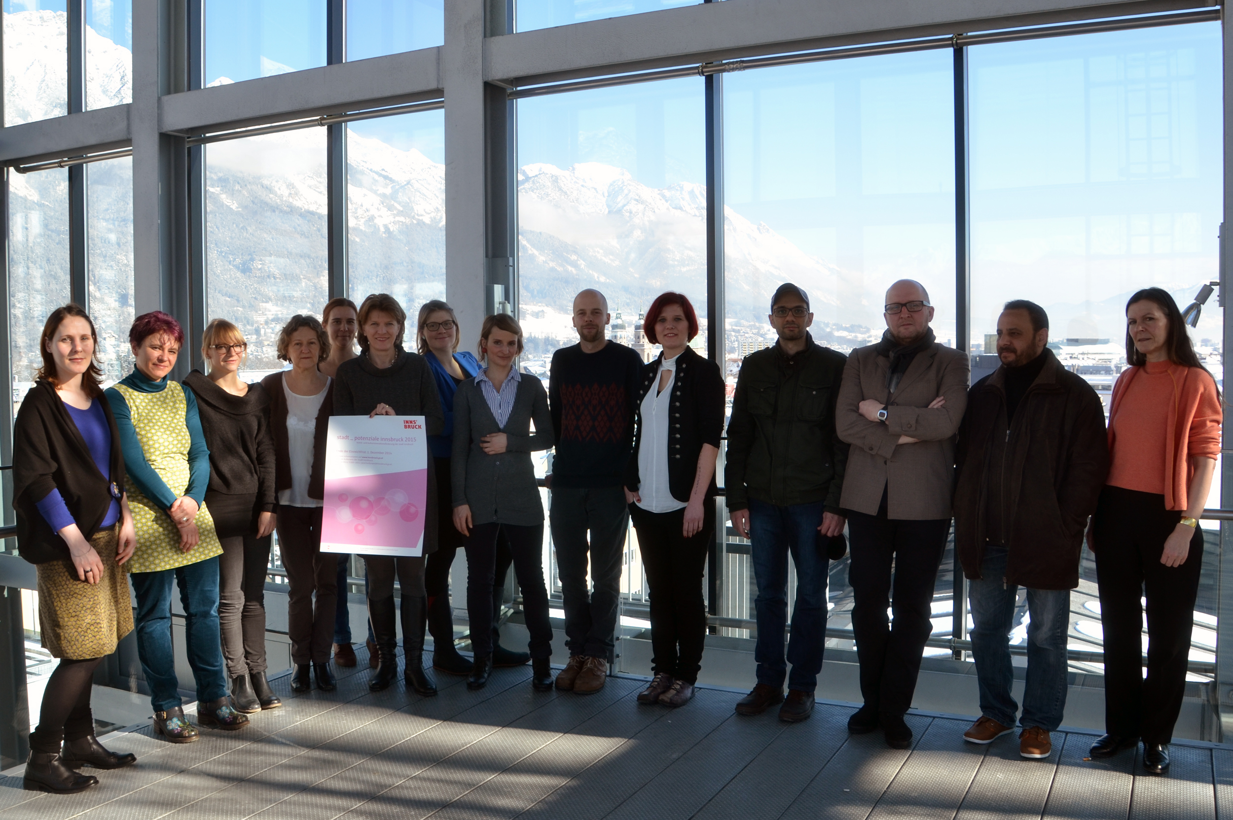 Bürgermeisterin Christine Oppitz-Plörer gratulierte gemeinsam mit Kulturamtsleiterin Maria-Luise Mayr den SiegerInnen recht herzlich und zeigte sich von den Projekten beeindruckt.