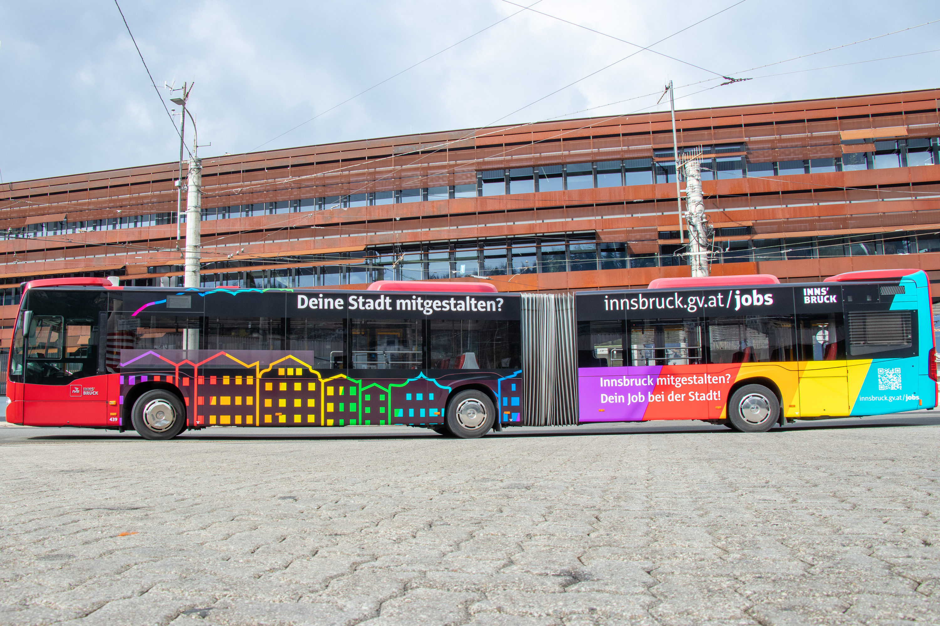 Mit seinem farbenfrohen Design macht der Karrierebus auf die vielfältigen Jobmöglichkeiten bei der Stadt Innsbruck aufmerksam.