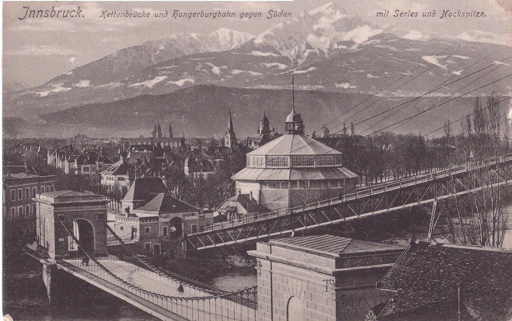 Die alte Kettenbrücke, die Hungerburgbahn und die Rotunde, in der das Riesenrundgemälde über Jahrzehnte hinweg ausgestellt wurde, ist auf dieser Postkarte aus dem Verlag Wilhelm Stempfle abgebildet. Seit dem Jahr 2011 wird das Riesenrundgemälde im Tirol Panorama ausgestellt.