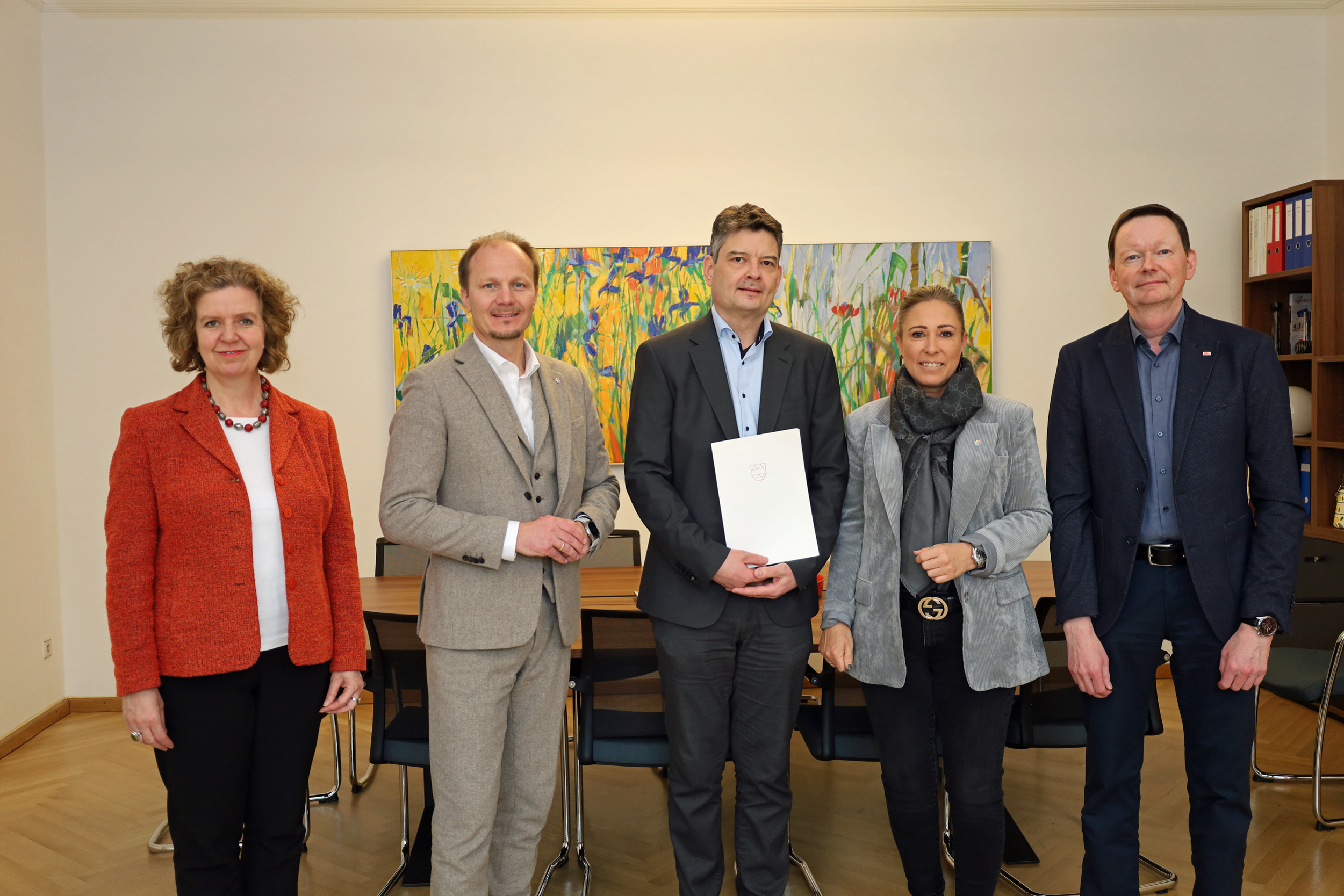 Mit Wirkung vom 1. April 2025 wird Karl-Heinz Reckziegel (3.v.r.) zum Vorstand des Amtes Tiefbau bestellt. Im Beisein von Magistratsdirektorin Gabriele Herlitschka, Bürgermeister Johannes Anzengruber, Tiefbau-Stadträtin Mariella Lutz und Abteilungsleiter Robert Schöpf (v.r.) bekam der neue Amtsleiter feierlich sein Dekret verliehen.