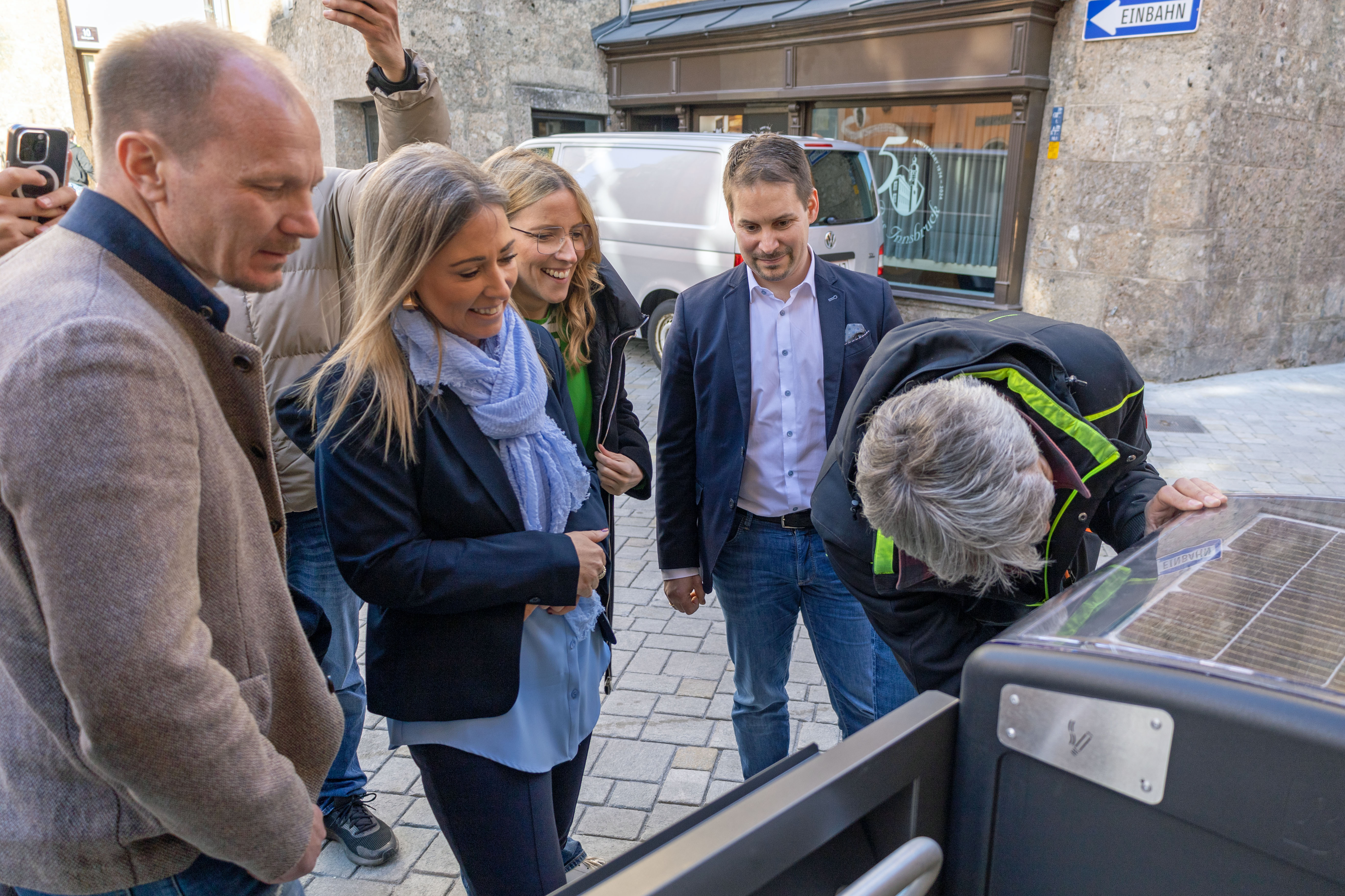 V.l.n.r.: Bürgermeister Johannes Anzengruber, Stadträtin Mariella Lutz, Geschäftsführerin Barbara Plattner (Innsbruck Tourismus) und Amtsvorstand Johannes Wetzinger begutachten das technisch raffinierte Innenleben der neuen Müllkübel, das ihnen von Geschäftsführer Bernd Grausenburger (Friendly Energy) vorgestellt wird.