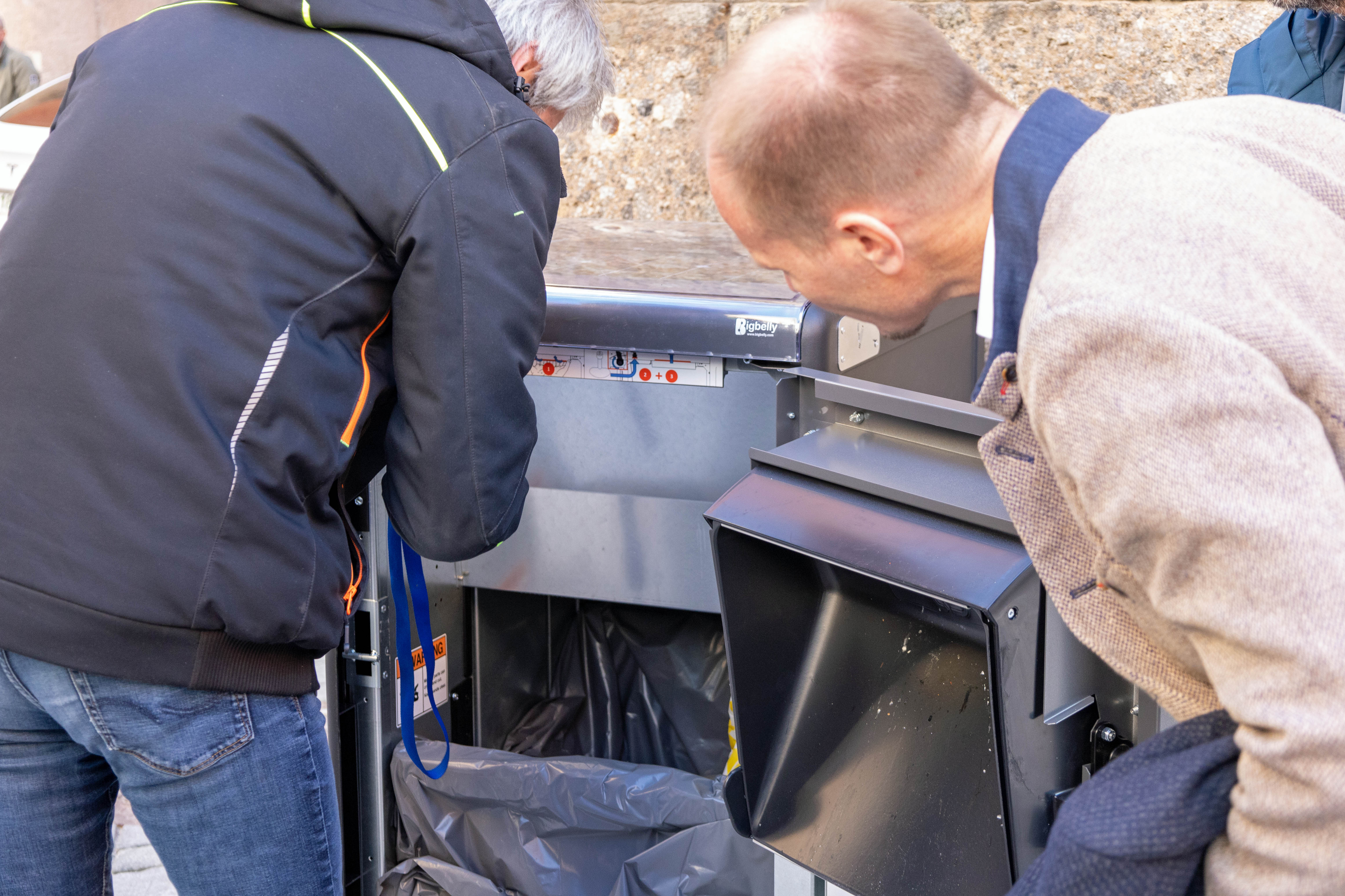 Die neuen Mülleimer sind mit Photovoltaik betrieben und bieten durch das Zusammenpressen des darin enthaltenen Abfalls eine höhere Aufnahmekapazität.