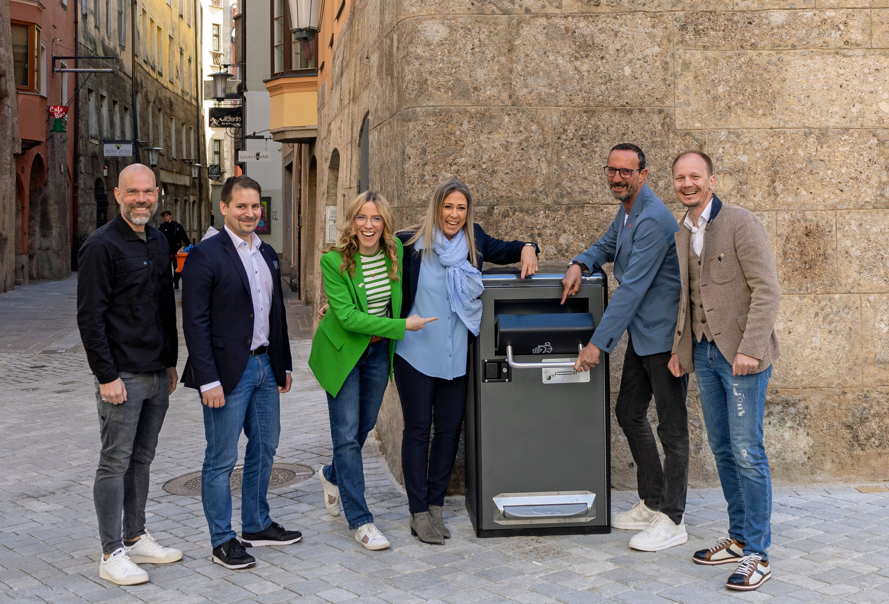 Die Maßnahmen zielen auf die Verbesserung der Sauberkeit im öffentlichen Raum ab - und schaffen dadurch eine einladende Atmosphäre für alle. (Im Bild v.l.n.r.:  André Lomsky (Innsbruck Tourismus), Amtsvorstand Johannes Wetzinger (Straßenbetrieb), Geschäftsführerin Barbara Plattner (Innsbruck Tourismus), Stadträtin Mariella Lutz, Obmann Peter Paul Mölk (Innsbruck Tourismus) und Bürgermeister Johannes Anzengruber beim neuen Mülleimer im Vier-Viecher-Eck)