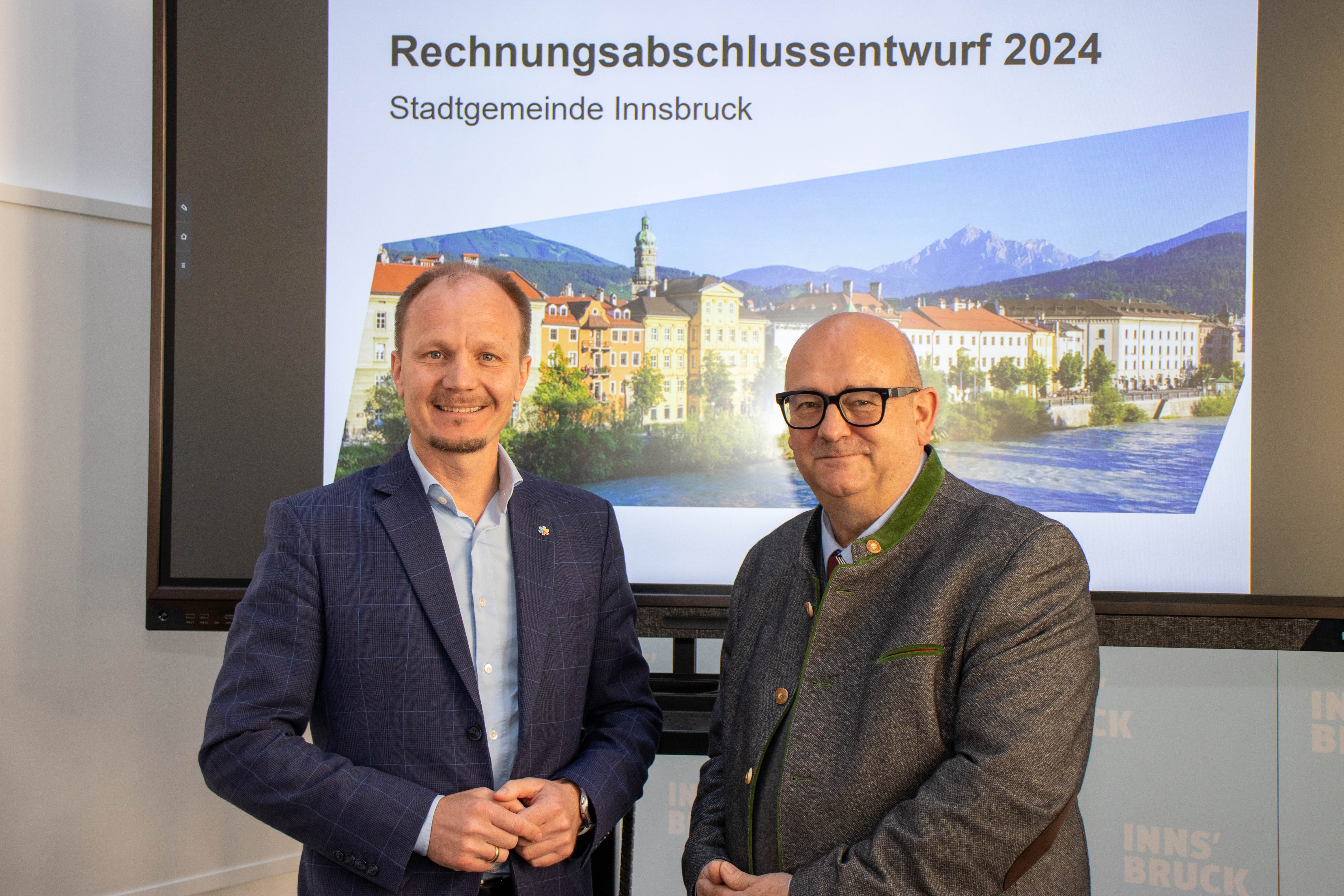 Öffentliche Hand als Wirtschaftsmotor: Finanzreferent Bürgermeister Johannes Anzengruber und Finanzdirektor Martin Rupprechter (re.) präsentierten den Rechnungsabschluss 2024.