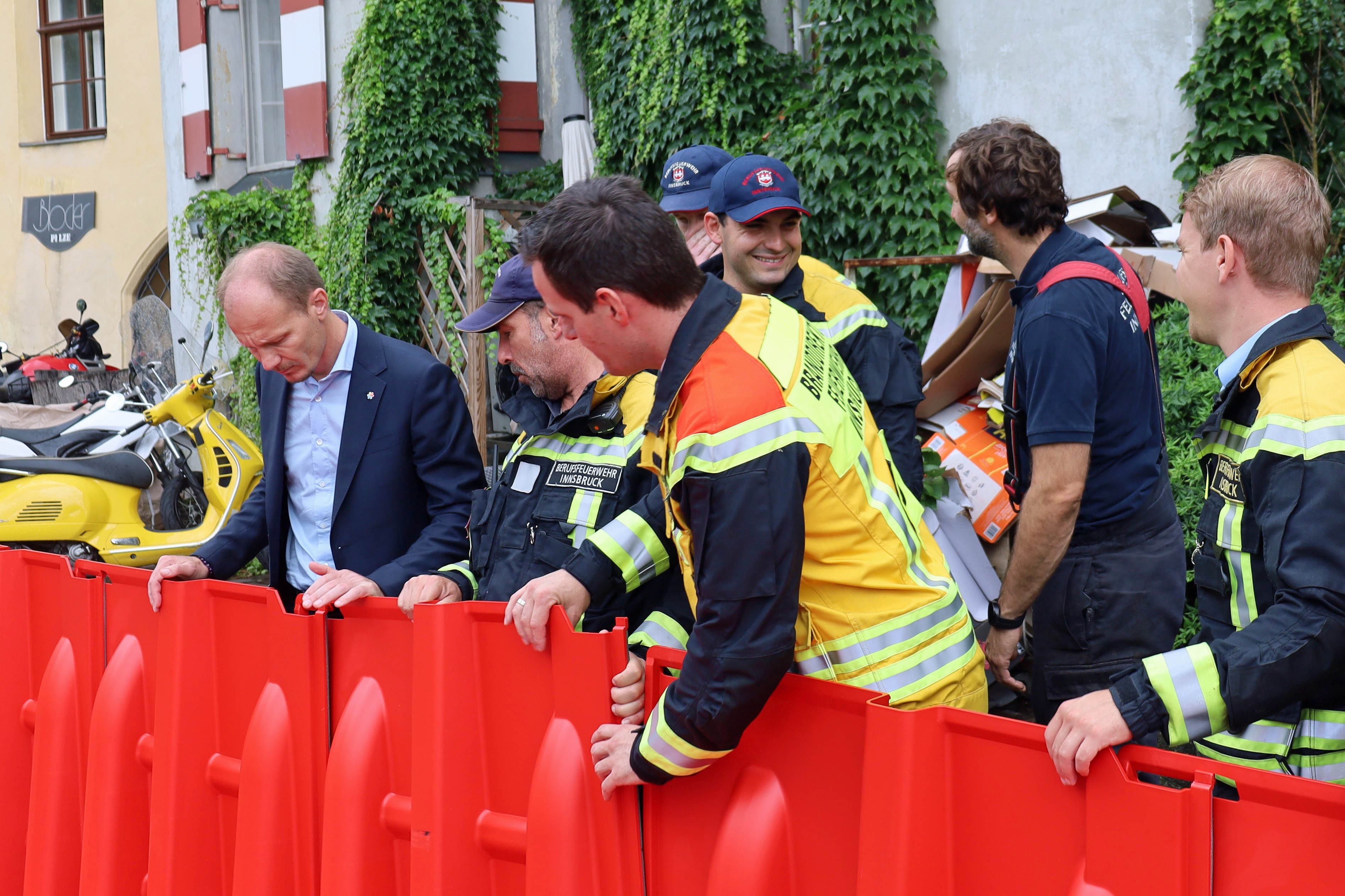 Auch Hochwasserschutz gehört zu den Aufgaben der Feuerwehr – hier bei einer Übung im Sommer 2024 zum Aufbau der neuen, mobilen Hochwasserschutz-Elemente der Innsbrucker Berufsfeuerwehr am Innufer bei der Altstadt.