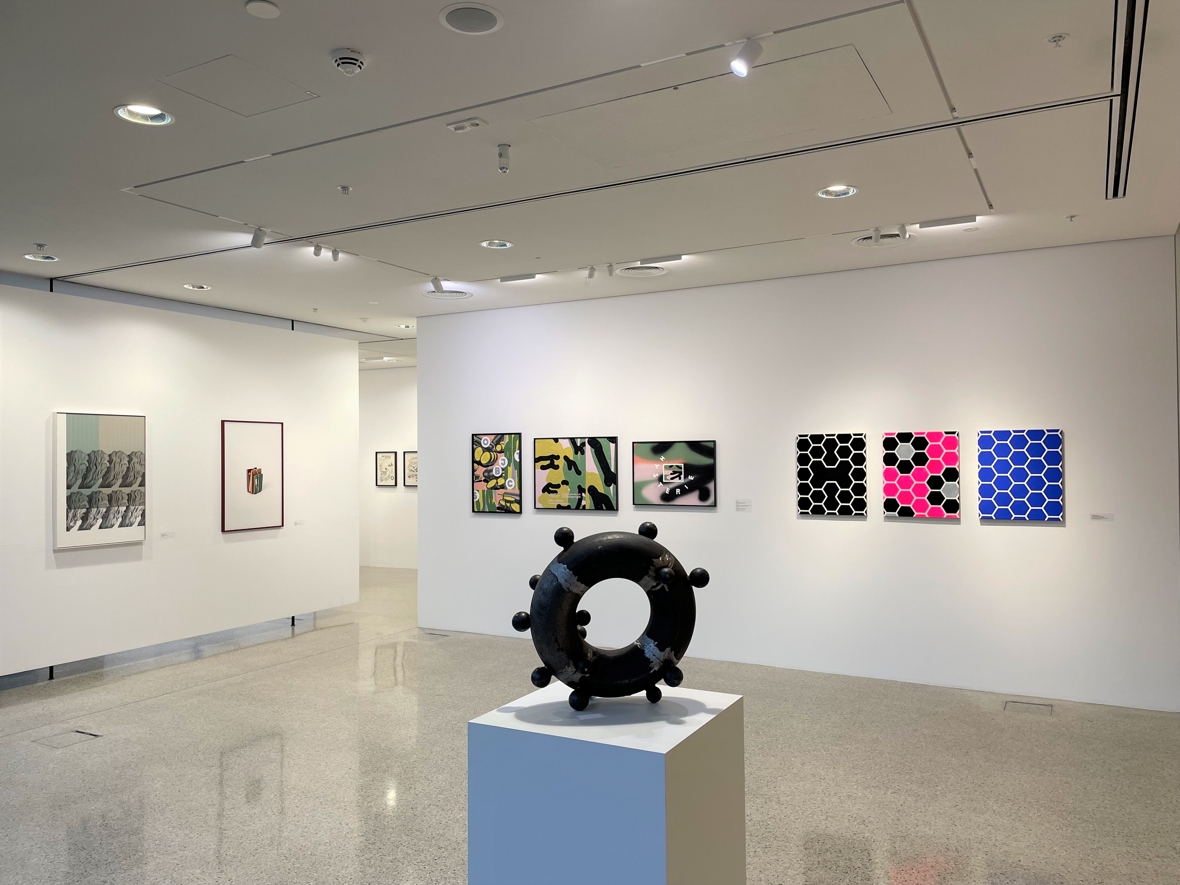 Die Kunstankäufe werden - wie hier 2024 - in der Galerie Plattform 6020 ausgestellt. Bewerbungen für 2025 sind ab sofort möglich.