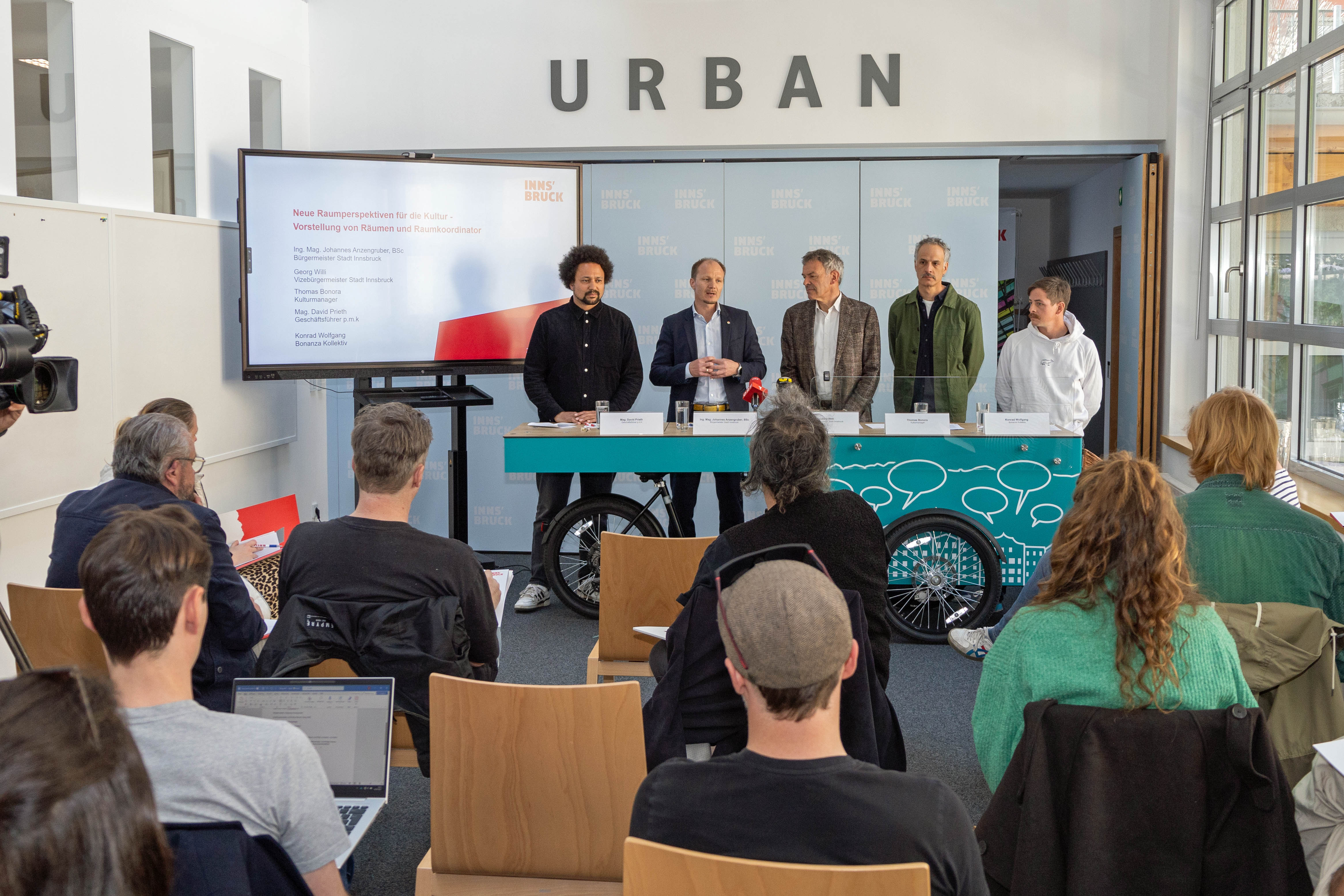 Bei einer Pressekonferenz wurden erste Schritte zur Entspannung der Raumsituation sowie die neue Kulturraum-Koordination vorgestellt.