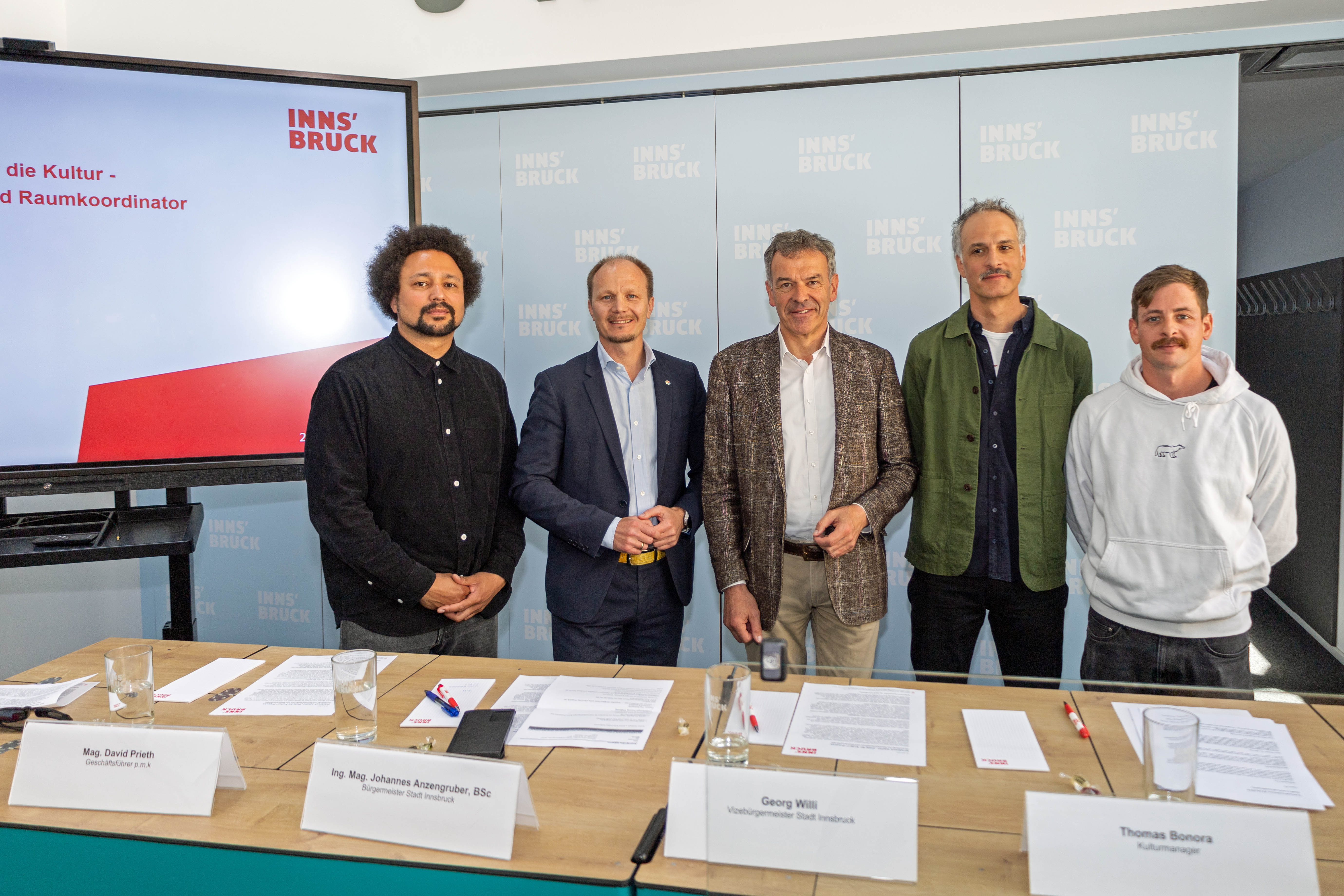 Bürgermeister Johannes Anzengruber (2.v.l.), Vizebürgermeister Georg Willi (3.v.l.), p.m.k-Geschäftsführer David Prieth (l.) und Konrad Wolfgang (r.) vom Bonanza Kollektiv mit dem neuen Kulturraum-Koordinator Thomas Bonora (2.v.r.).