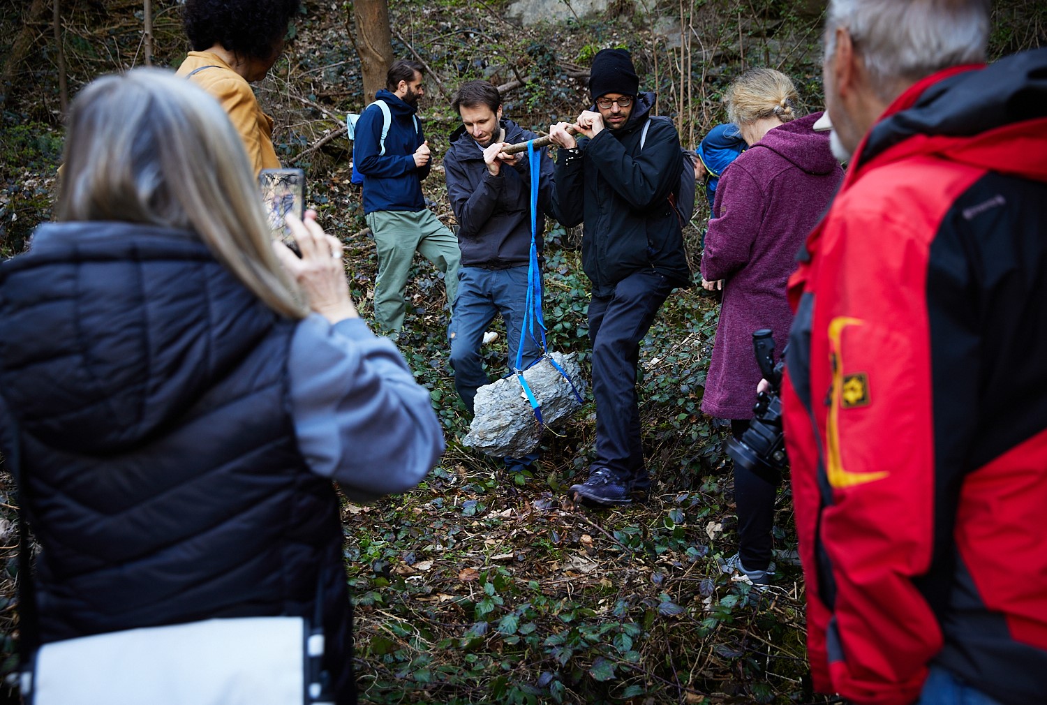 Die ehemaligen Steinbrüche am Innsbrucker Paschberg waren im 2. Weltkrieg Schauplatz der Hinrichtung von Deserteuren. Mit einem Projekt des Künstlers Richard Schwarz (Träger links) wird ihrer am 5. Mai gedacht.