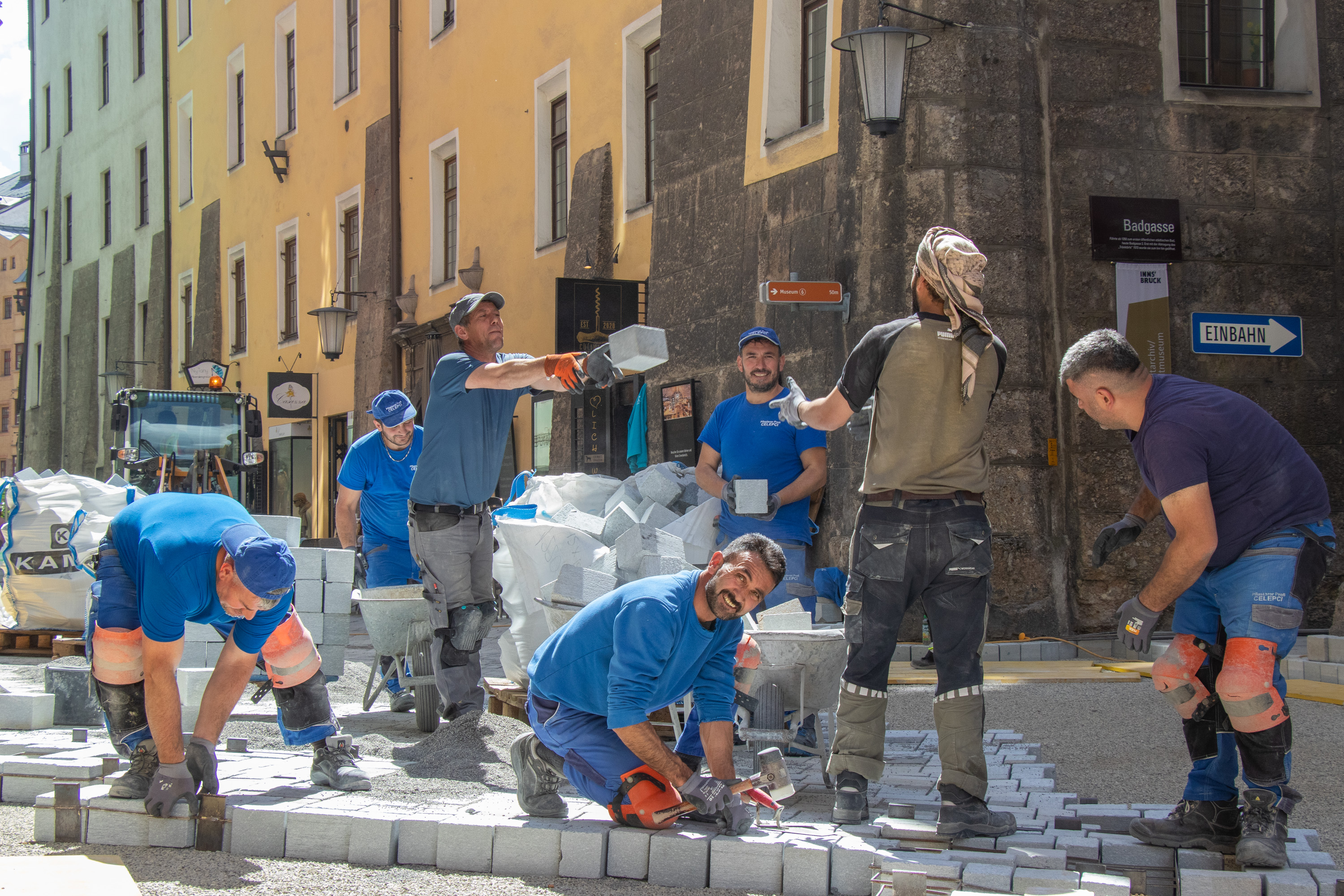 Das Pflaster-Team: Die Pfarrgasse steht kurz vor dem Abschluss.