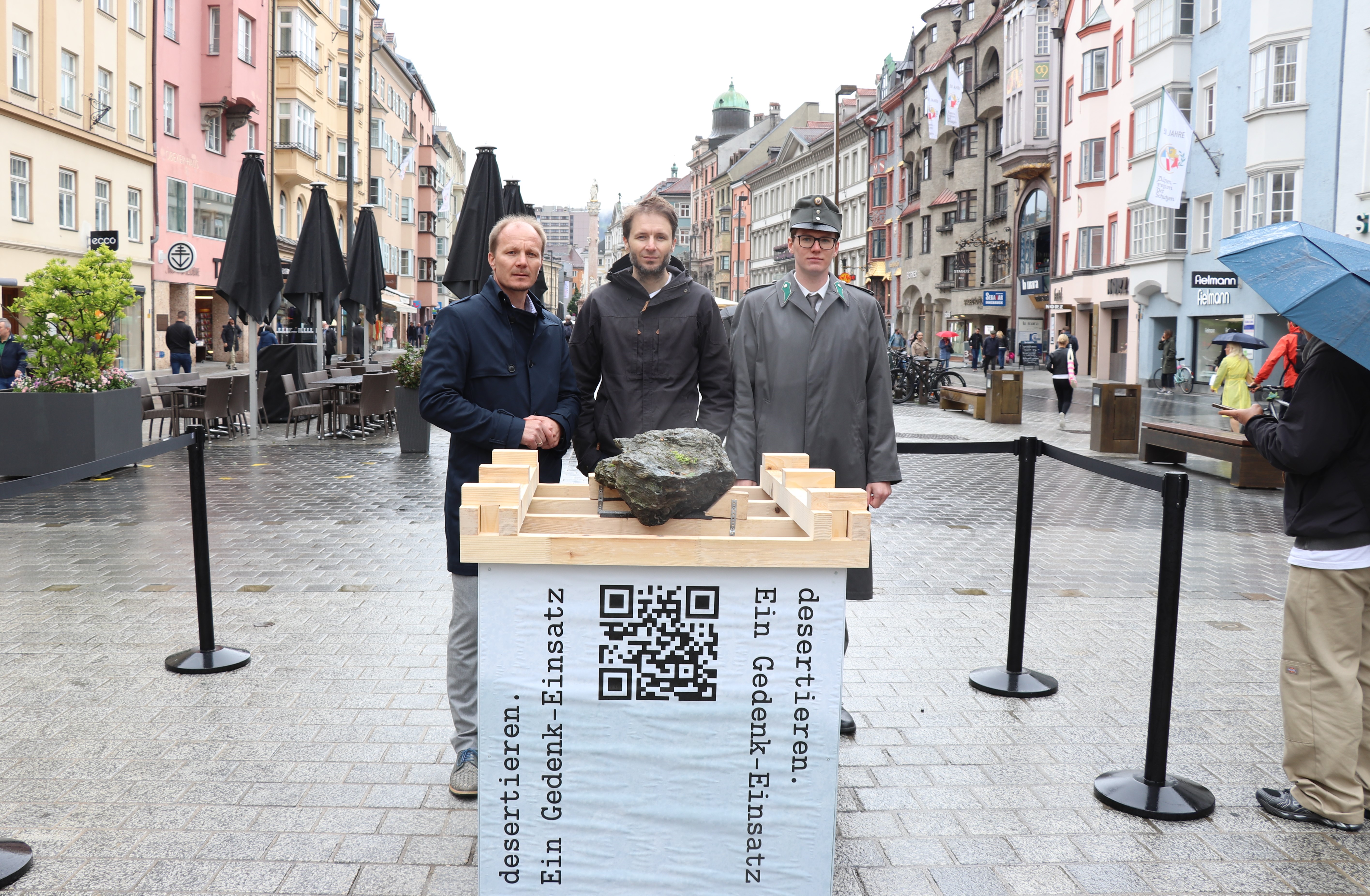 Ein Stein als temporäres Denkmal am 5. Mai: Bürgermeister Johannes Anzengruber, der Künstler Richard Schwarz (Mitte) und Alexander Jünnemann (Milizsoldat) in der Maria-Theresien-Straße.