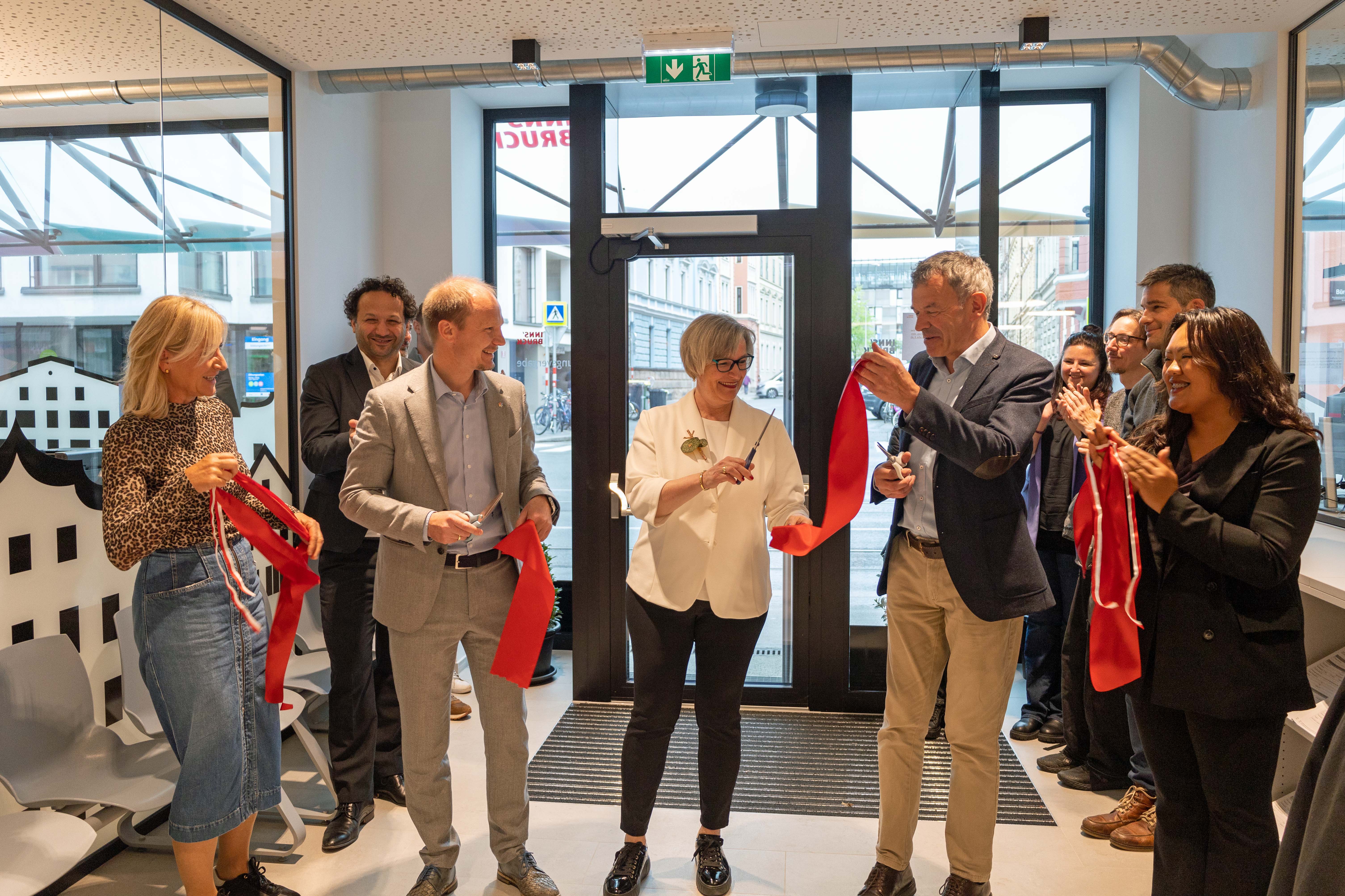 Offizielle Eröffnung des Servicebetriebes in der Bürgerstraße 8: v.l. Bürgermeister Johannes Anzengruber, die Leiterin der Magistratsabteilung V und der für die Wohnungsvergabe ressortzuständige Vizebürgermeister, Georg Willi, schnitten symbolisch ein rotes Band durch.