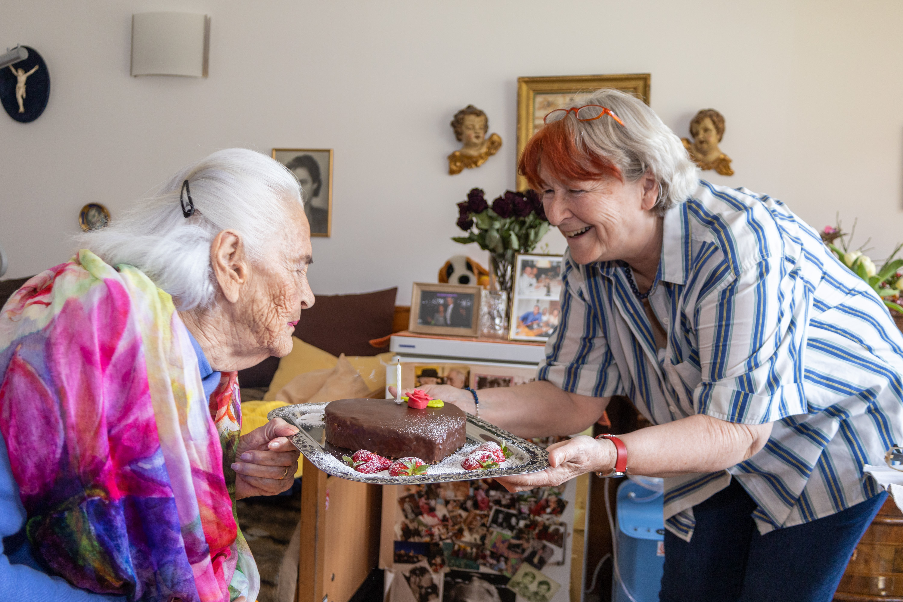 Zum feierlichen Anlass blies die 100-Jährige die Geburtstagskerze auf der Torte aus.
