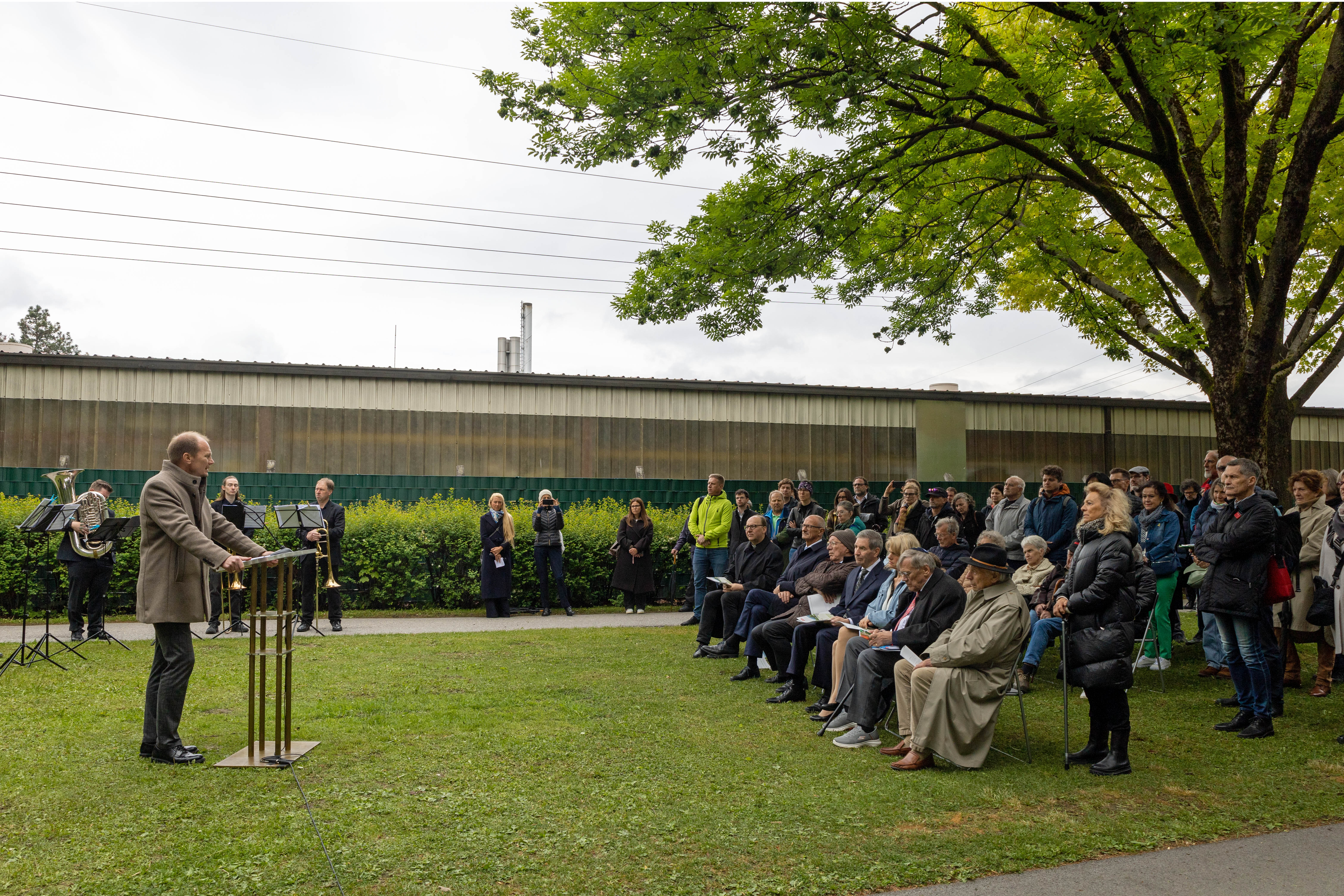 Bürgermeister Johannes Anzengruber: „Hier und an vielen anderen Orten in Österreich wurden Verbrechen begangen, die sich gegen zahlreiche Menschen richteten – und ihnen die Menschlichkeit und das Leben nahmen.“