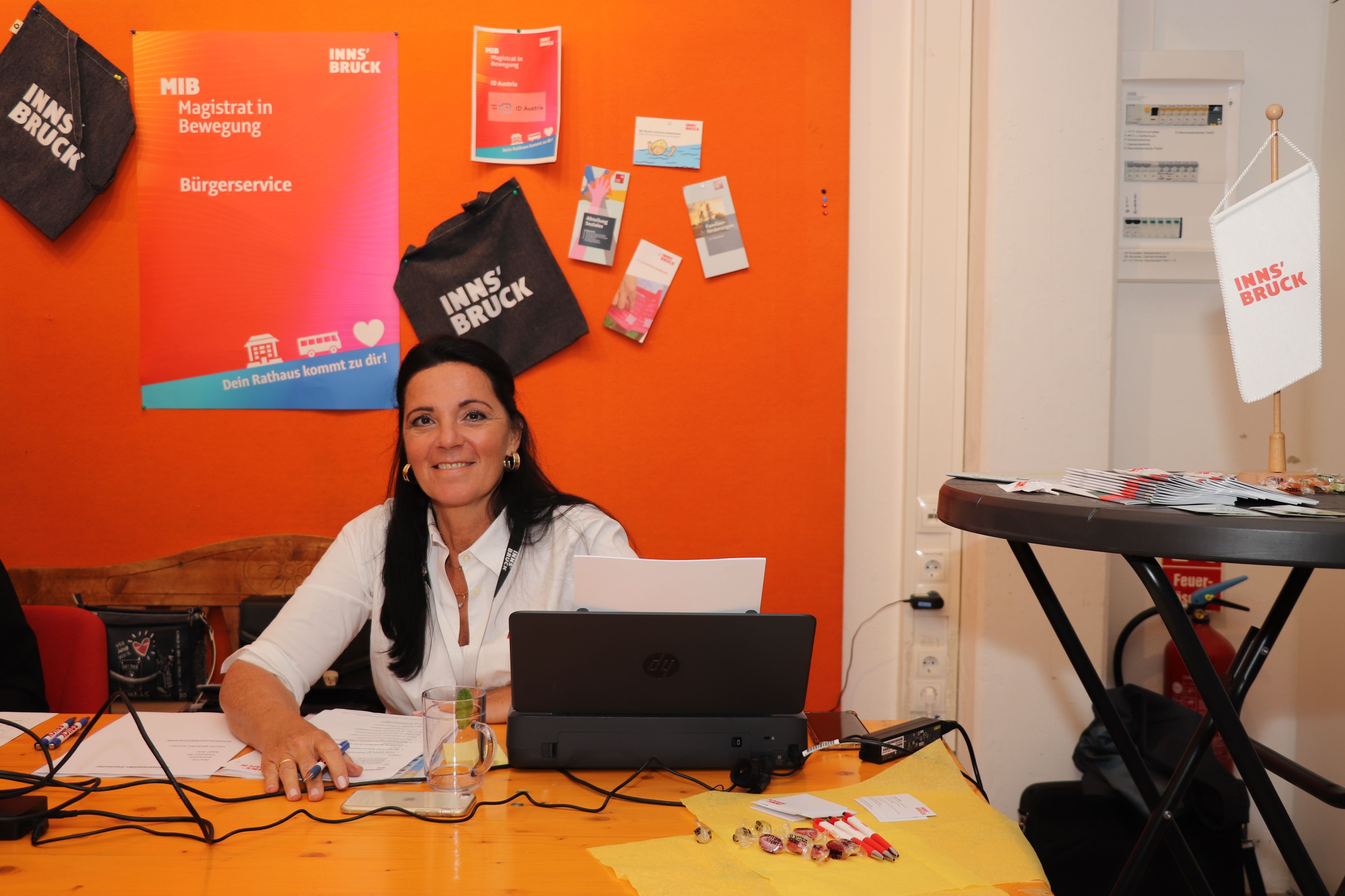 Gut beraten: Johanna Kofler (Schwerpunktberatung) hilft weiter – unter anderem bei der Einrichtung der ID-Austria hier beim MIB-Tourstopp in Mühlau.