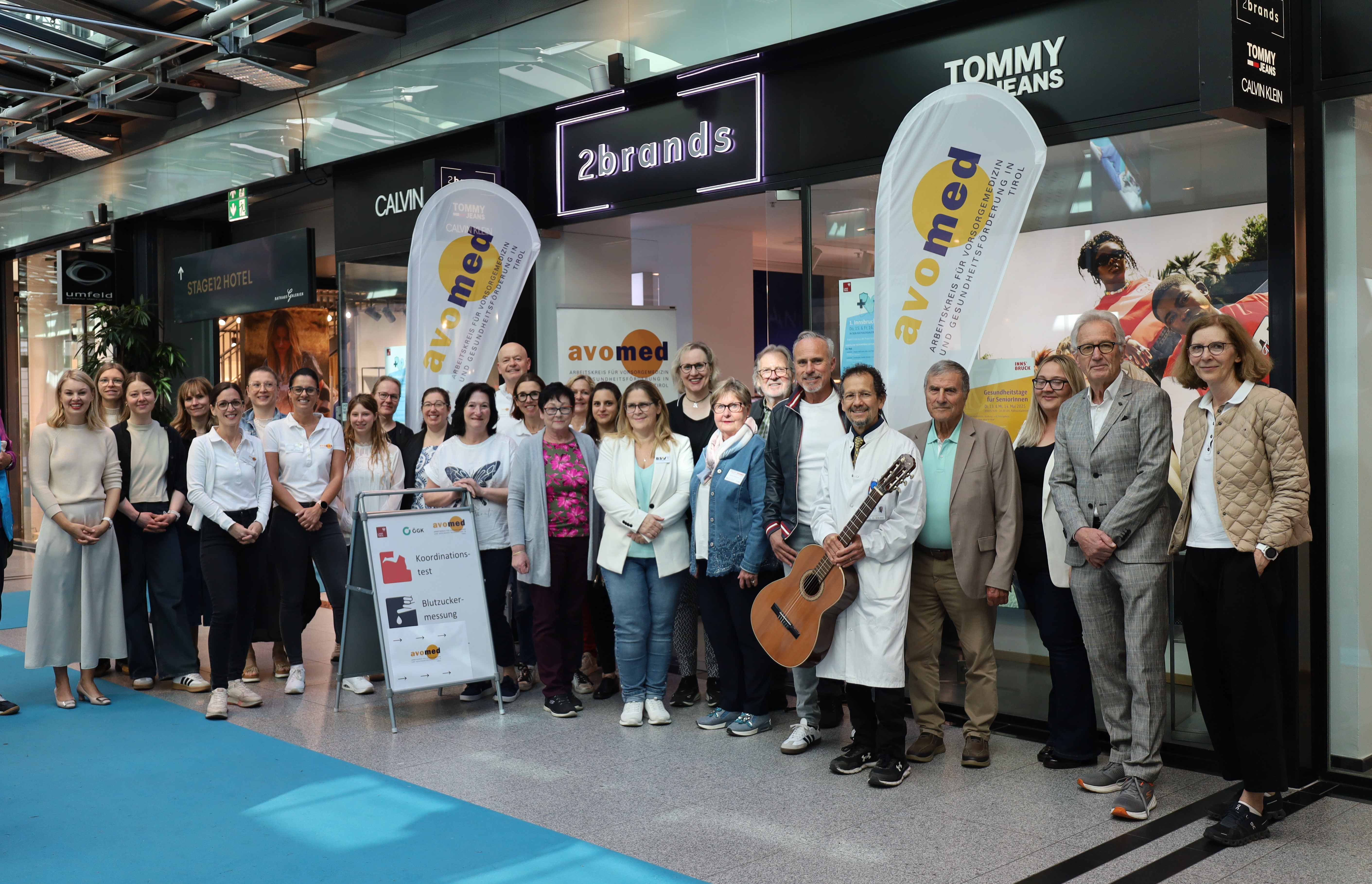 Vorsorgen im Alter leicht gemacht: Vizebürgermeisterin Elisabeth Mayr (1. v.l.) hieß die Gesundheitsexpertinnen und -experten sowie VertreterInnen mehrerer Vereine und Selbsthilfegruppen bei den Gesundheitstagen der Stadt Innsbruck willkommen.