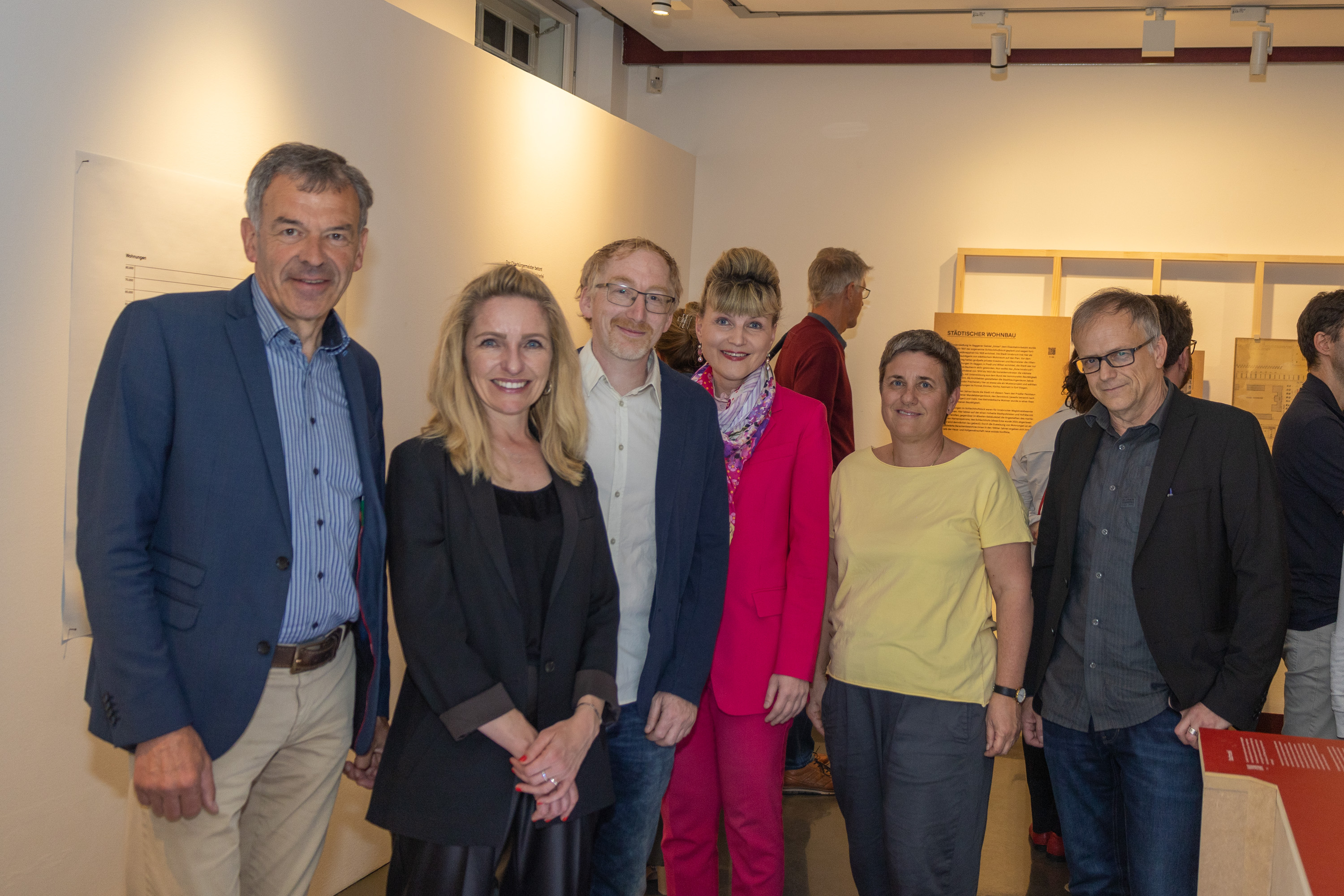 Bei der Eröffnung am 14. Mai: Vizebürgermeister Georg Willi, Isabelle Brandauer (Leiterin Kulturamt Stadt Innsbruck), Melanie Wiener (Leiterin Kulturabteilung Land Tirol, 4. v.l.) sowie Joachim Bürgschwentner (3. v.l.), Renate Ursprunger und Niko Hofinger (KuratorInnen Stadtarchiv).