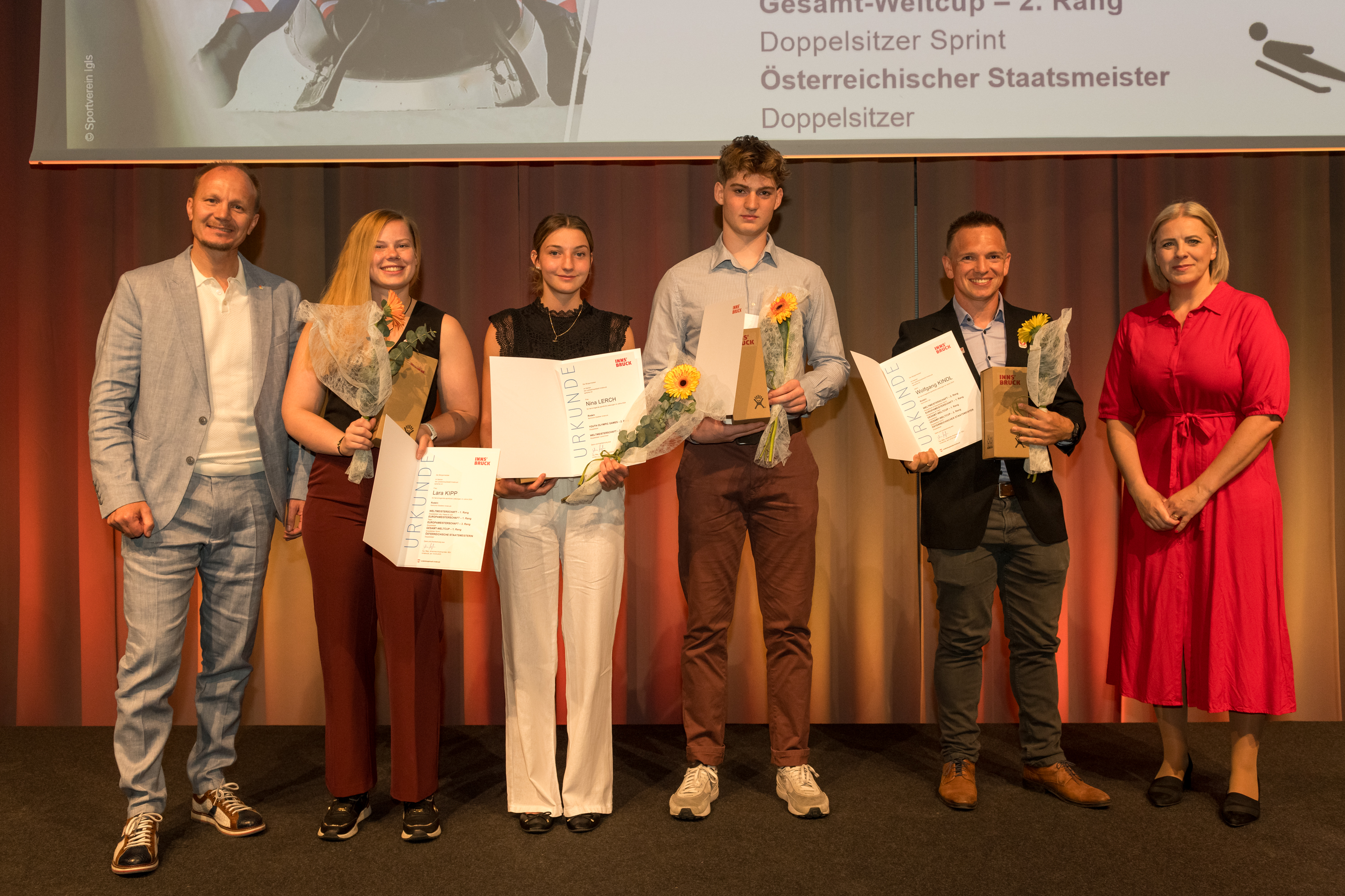 Bürgermeister Johannes Anzengruber (l.) und die Vorsitzende des Sportausschusses, Nicole Heinlein, MA, (r.) gratulierten den SportlerInnen zu ihren Erfolgen im Jahr 2024. Auf dem Bild (v. l. n. r.): die RodlerInnen Lara Kipp, Nina Lerch, Paul Socher und Wolfgang Kindl.