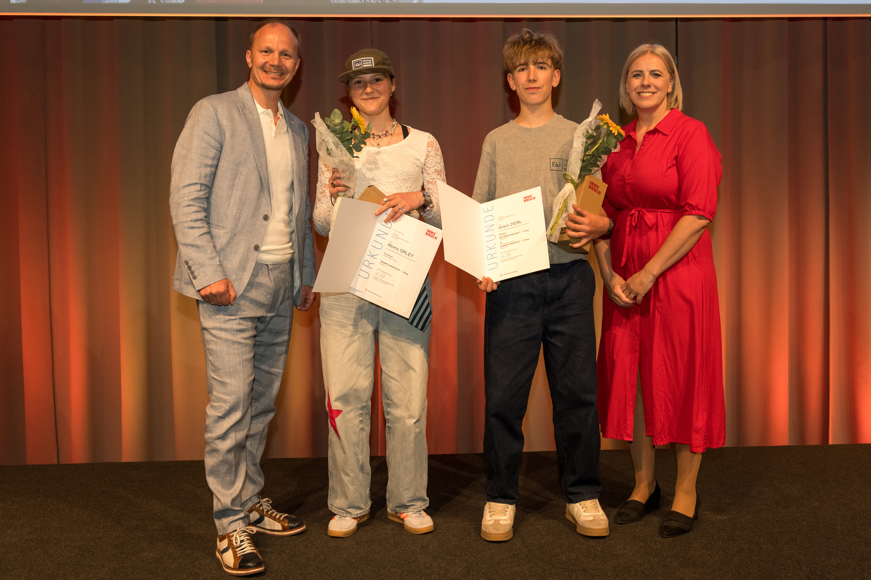 Bürgermeister Johannes Anzengruber (l.) und die Vorsitzende des Sportausschusses, Nicole Heinlein, MA, (r.) gratulierten Freeriderin Momo Orley und Mountainbiker Anton Zierl zu ihren Erfolgen.