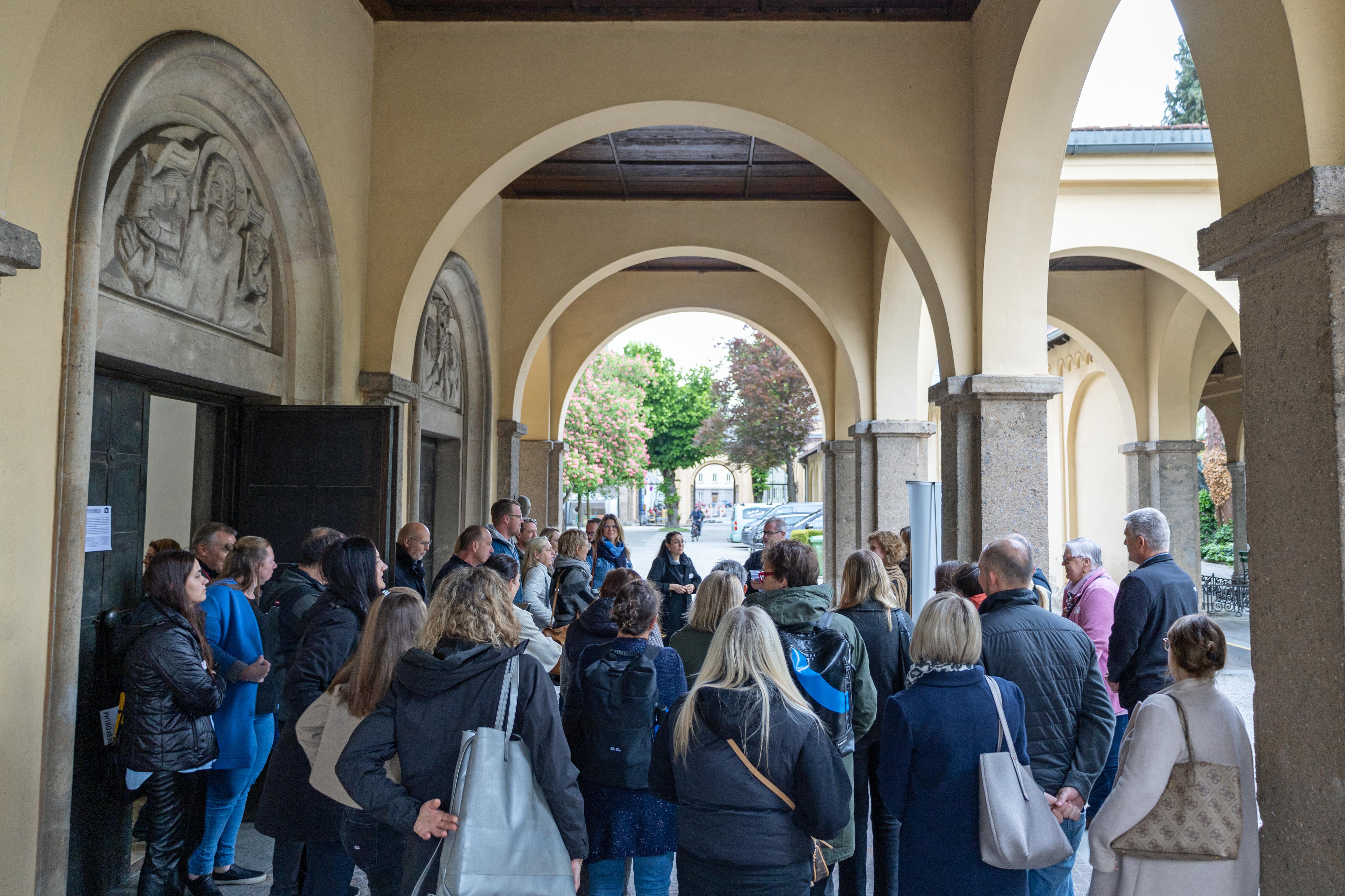 In zahlreichen Ämtern führt der Stadtmagistrat Innsbruck Lehrlinge an verschiedene Berufe heran. Dafür bedarf es kompetenter AusbilderInnen - die sich am Innsbrucker Westfriedhof mit ihren KollegInnen zum heuer zweiten Stammtisch des Ausbilderforums Tirol, einer Initiative von Land Tirol, Arbeiterkammer, Wirtschaftskammer und ÖGB, zusammenfanden. Dort wurden die TeilnehmerInnen von Magistratsdirektorin Gabriele Herlitschka begrüßt, bevor sie Referent Alexander Legniti (Friedhöfe) auf eine Reise durch den Westfriedhof mitnahm, die sich insbesondere “Kunst, Natur, Leit‘ und G’schichten” widmete. Im Anschluss hielt die städtische Lehrlingsbeauftragte Sabine Floßmann einen Impulsvortrag zur Lehrlingsausbildung im Innsbrucker Magistrat.