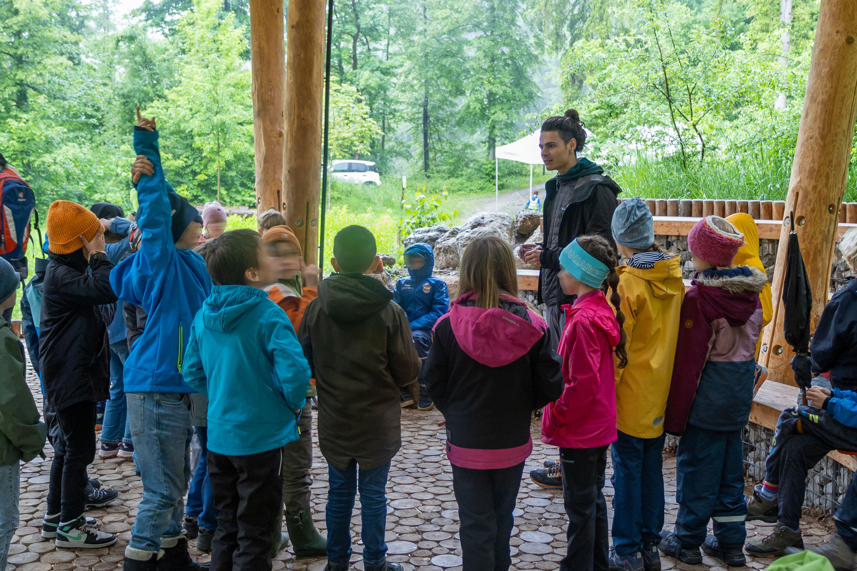 Der Stationenbetrieb wurde von den Partnerorganisationen Alpenzoo und Naturpark Karwendel betreut. Die jungen Teilnehmenden erfuhren beim Aktionstag Spannendes über Tiere im und am Wasser.