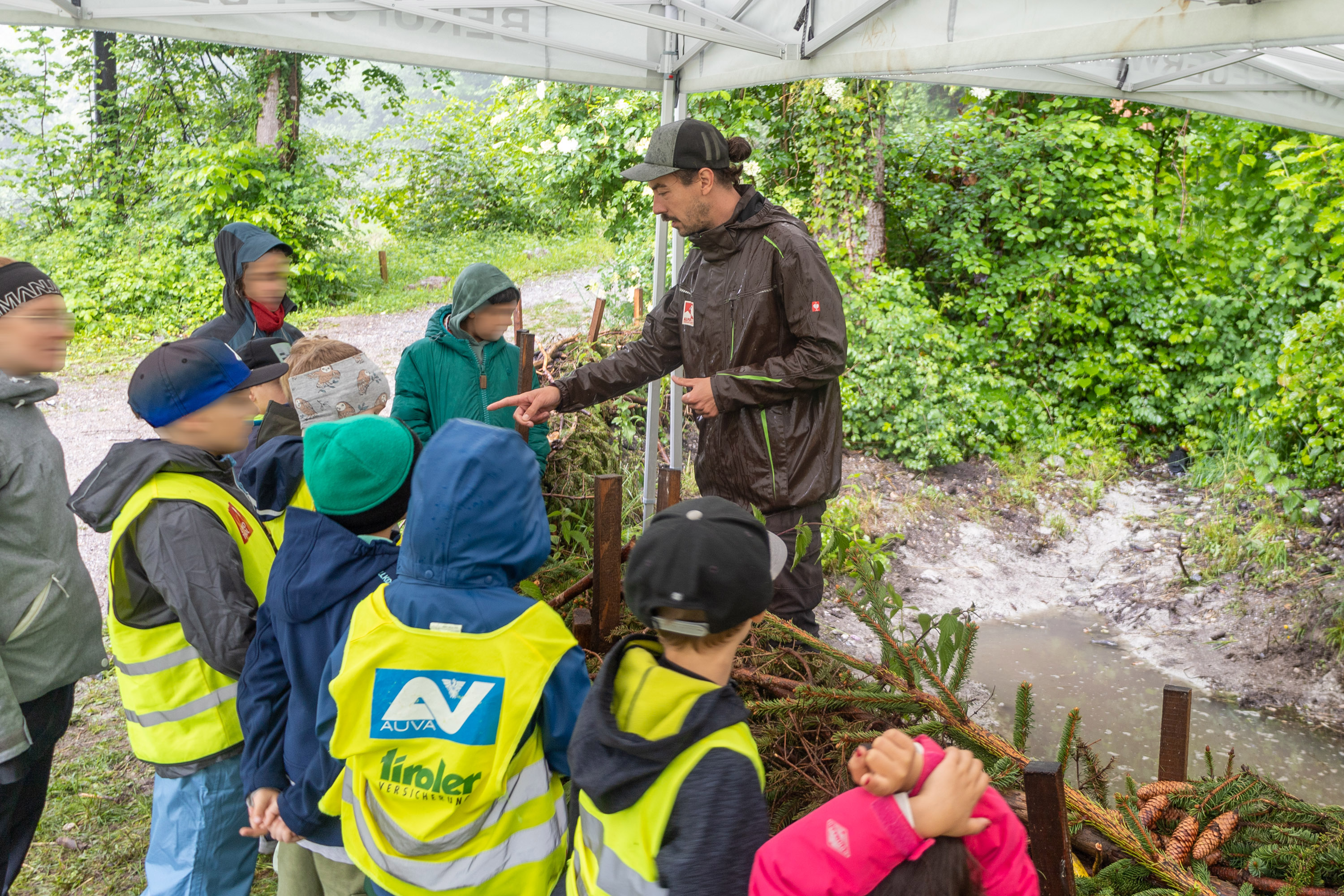 Die Volksschulkinder lernten spielerisch die Eigenschaften des Wassers kennen.