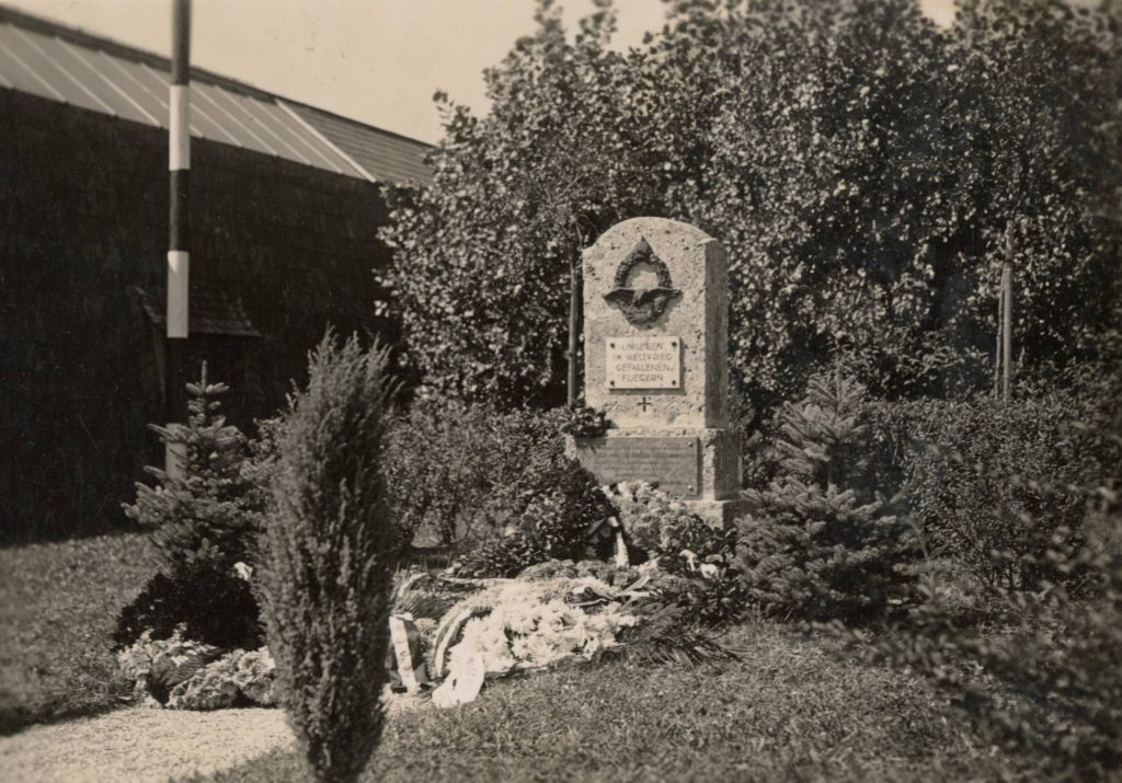 Das Denkmal für Raoul Stoisavljevic wurde ein Jahr nach seinem Tod am Flughafen Reichenau errichtet. Heute befindet es sich in der Nähe des Flughafens Kranebitten. Zwei weitere Denkmäler, die Raoul Stoisavljevic gewidmet sind, befinden sich am Krottenkopf-Massiv (Bayern) und in Wiener Neustadt (Niederösterreich)