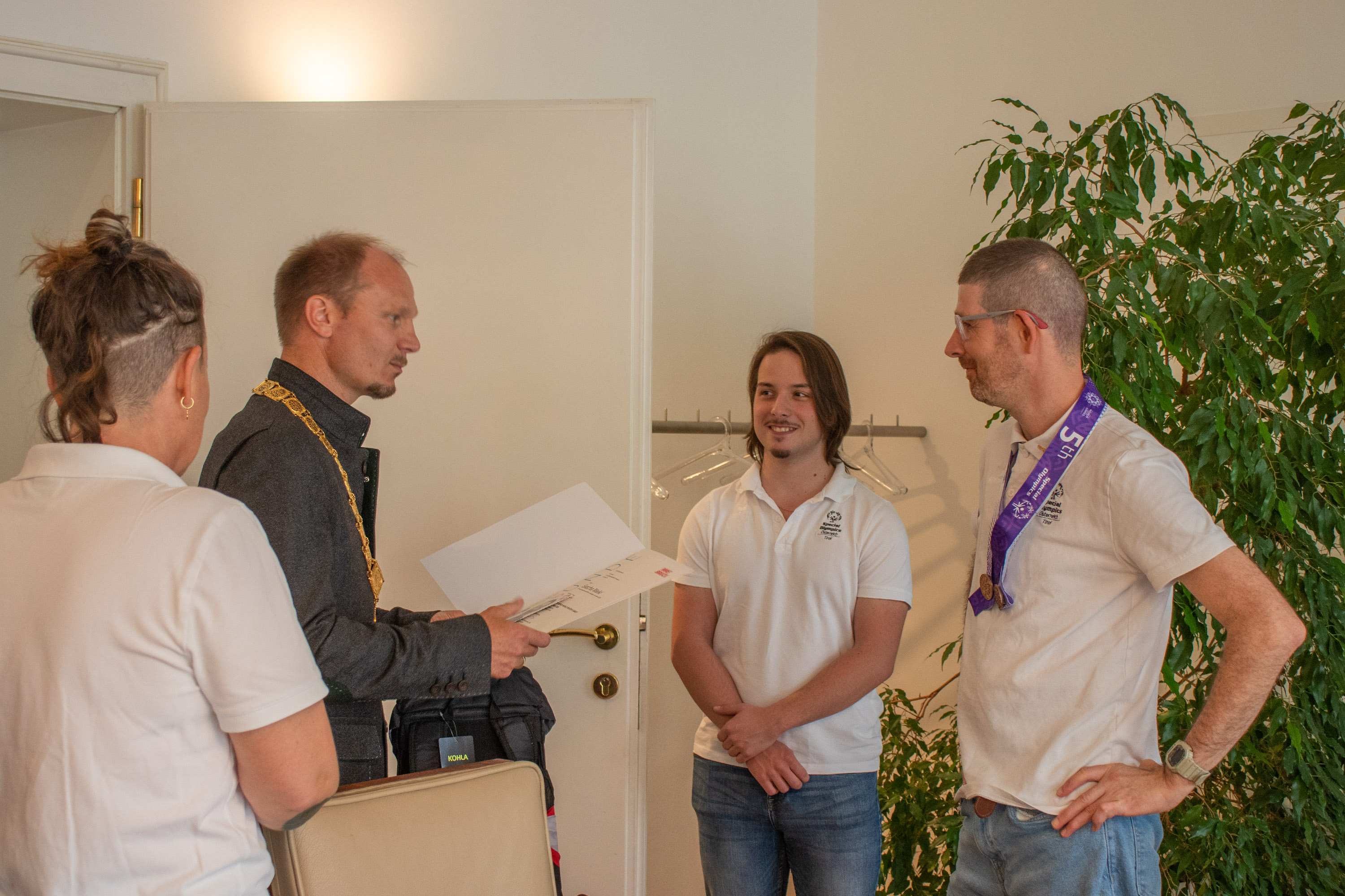 Sascha Maikl freute sich über ein kleines Präsent: einen Rucksack mit Trinkflasche sowie eine Urkunde zur Erinnerung an seinen Erfolg.