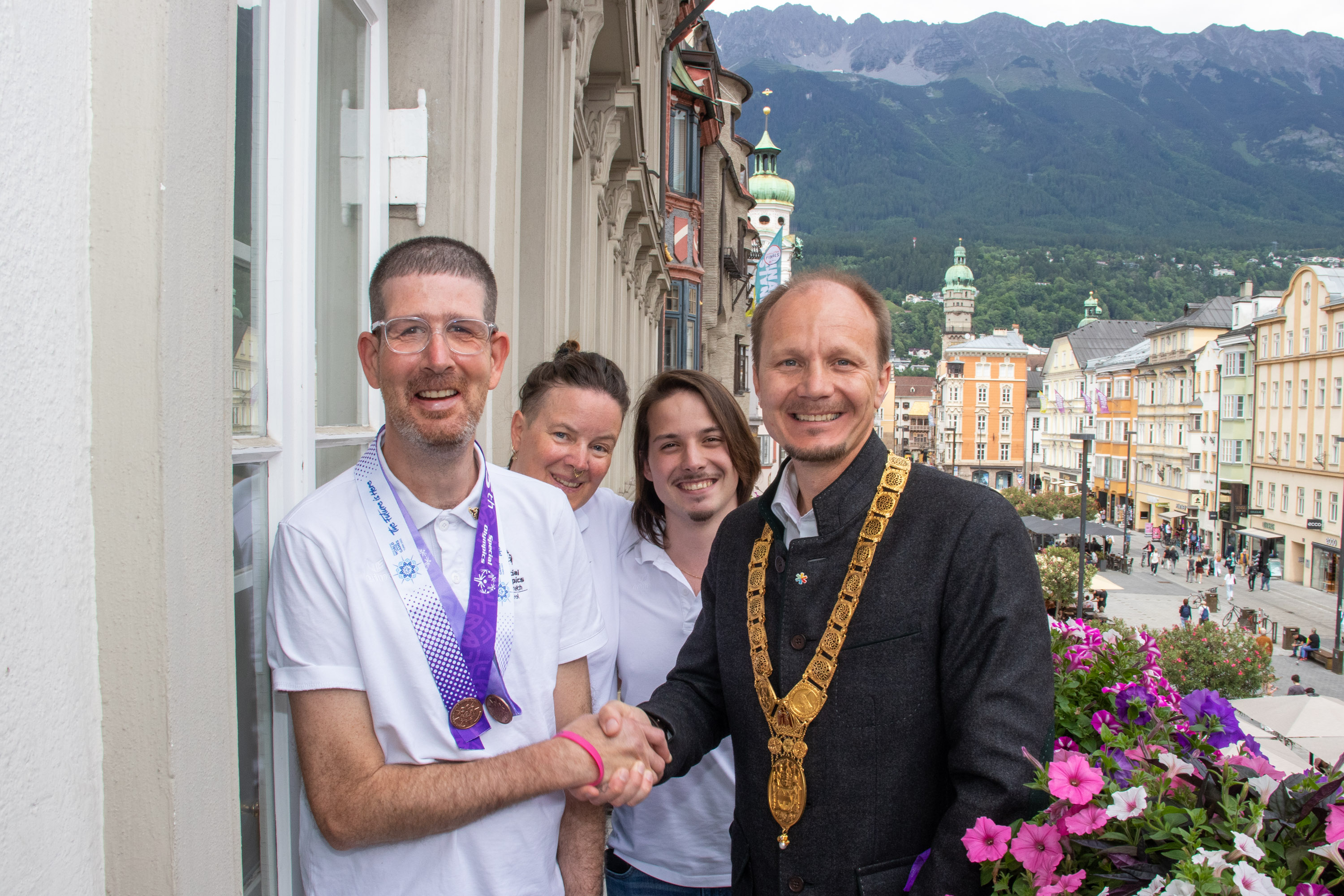 Besuch im Rathaus: Bürgermeister Johannes Anzengruber gratulierte Sascha Maikl zu seinen Erfolgen bei den Special Olympics World Winter Games 2025 in Turin. Auch Trainerin Bettina Kahlhammer und Patrik Huber, Vizepräsident von Special Olympics Tirol, freuten sich mit dem Innsbrucker Athleten.