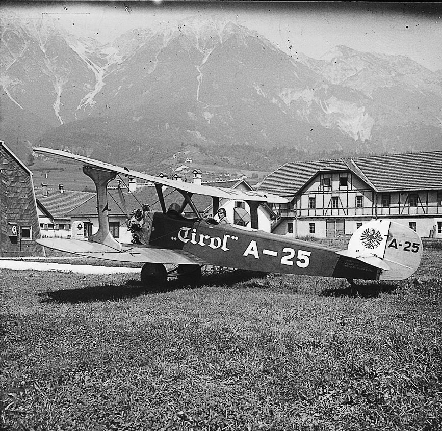 Die Rundflugmaschine „Tirol“, eine Udet 12 Flamingo, mit
Pilot Jakob Stowasser.